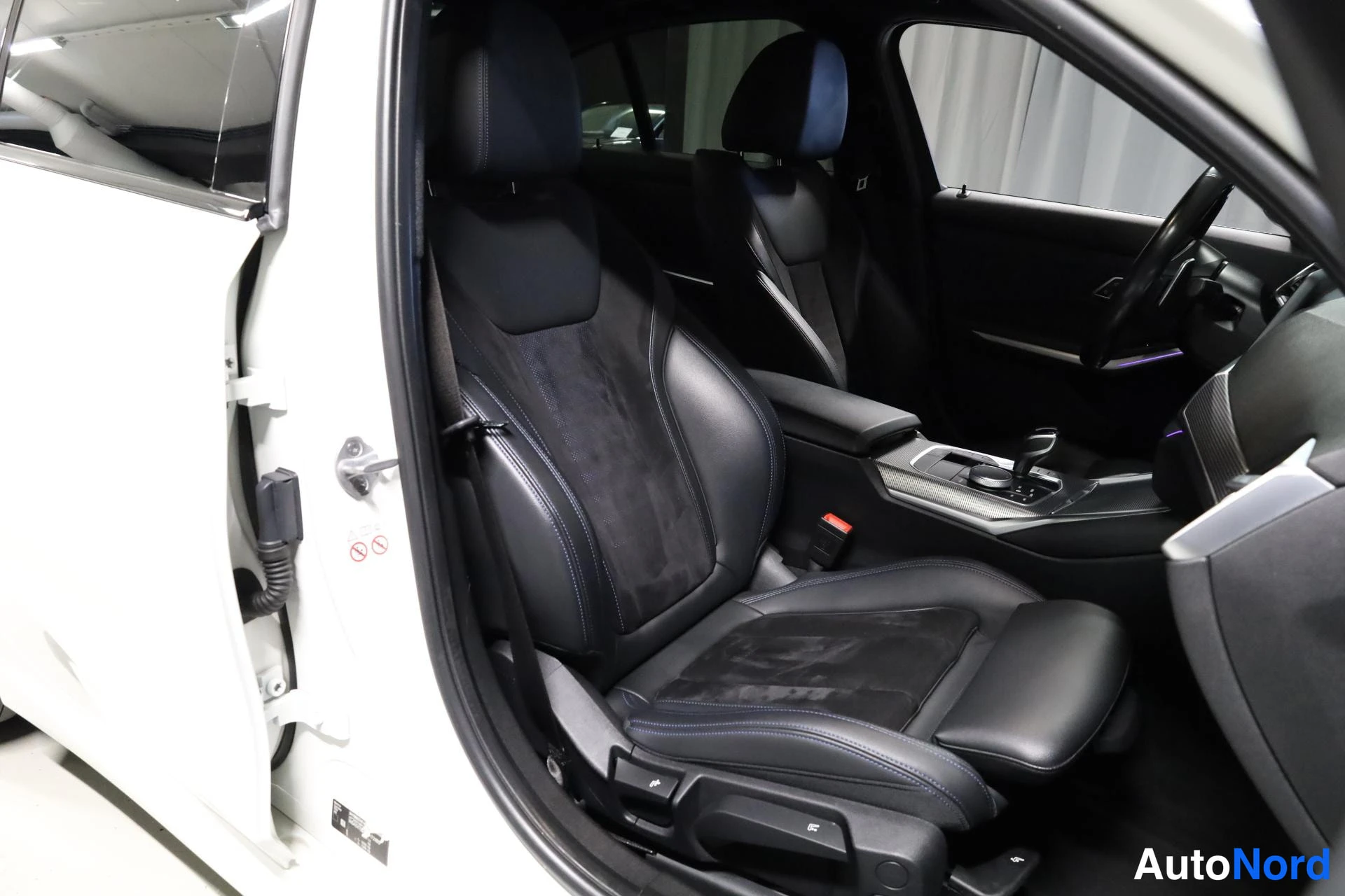 Valkoinen BMW 330e 2020, etuistuimet, kuva 16