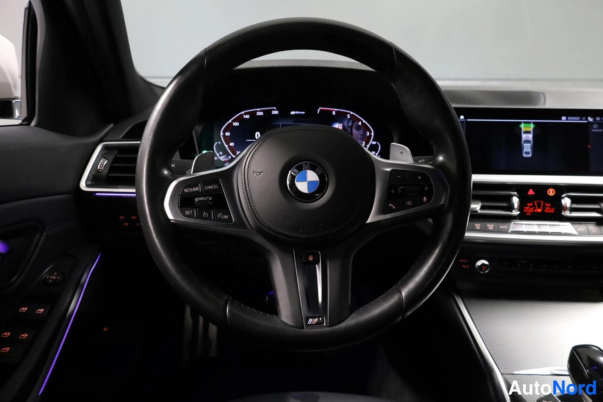 Valkoinen BMW 330e 2020, ohjaamo, kuva 12