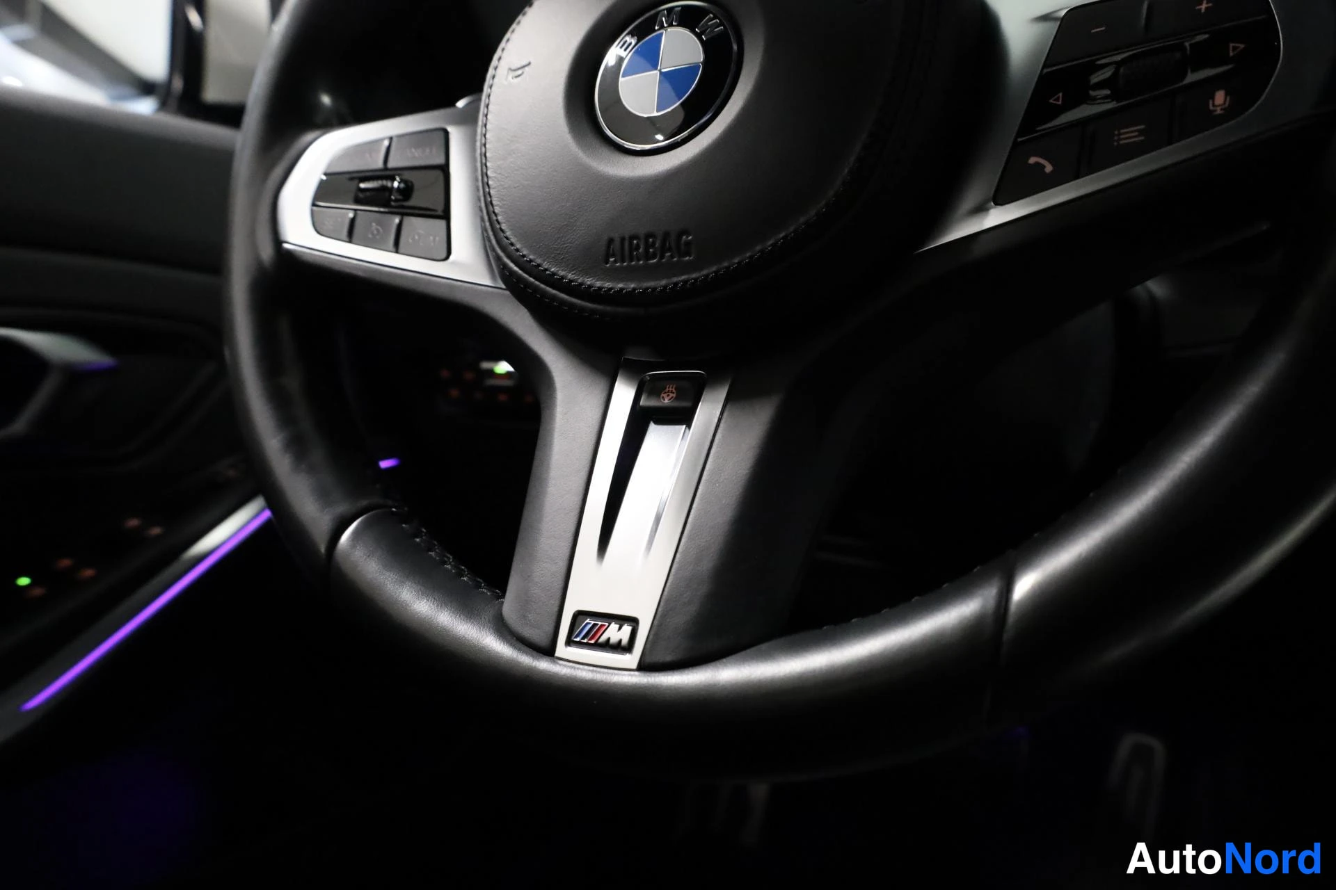 Valkoinen BMW 330e 2020, yksityiskohta, kuva 20