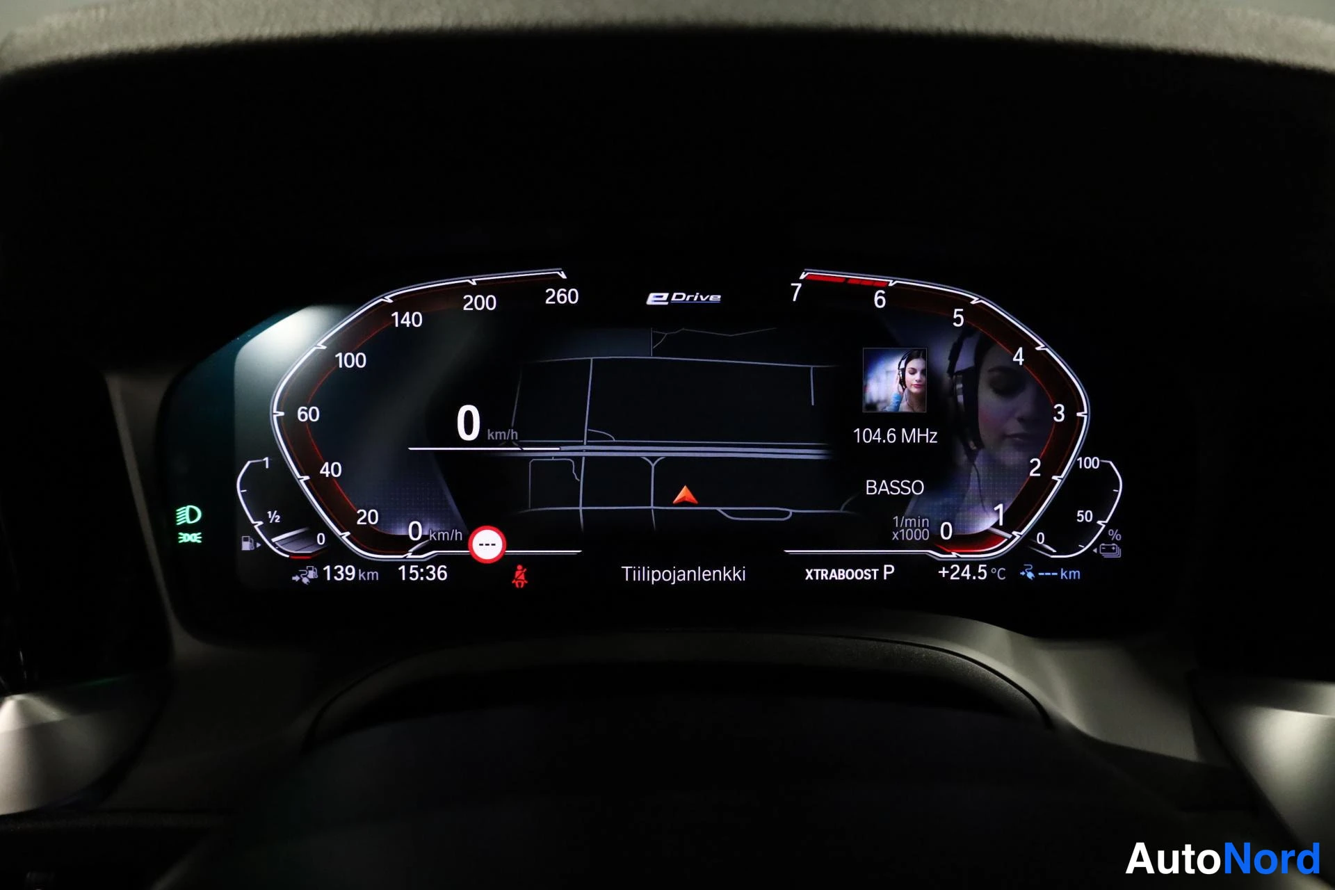 Valkoinen BMW 330e 2020, yksityiskohta, kuva 21