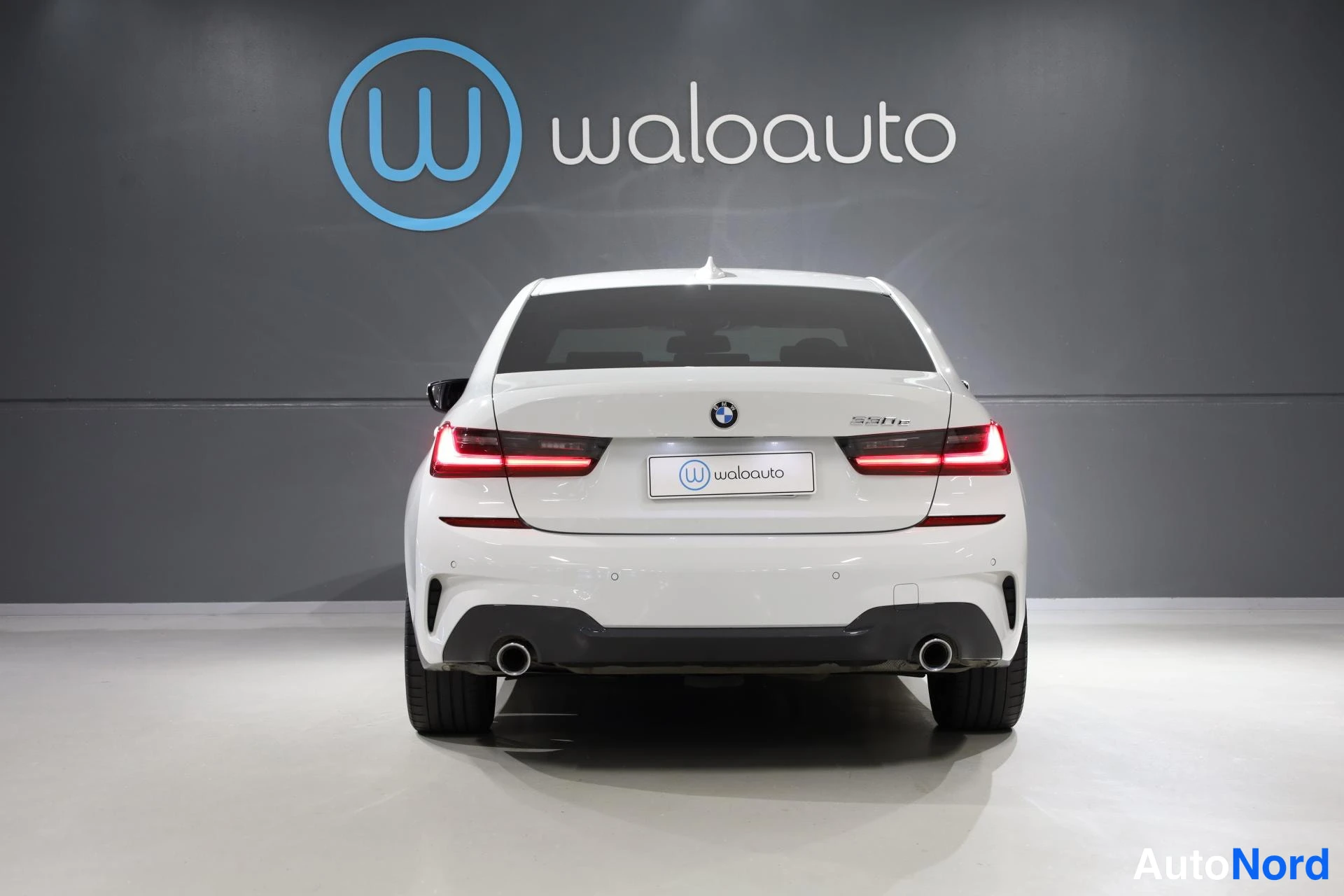 Valkoinen BMW 330e 2020, takaa, kuva 8