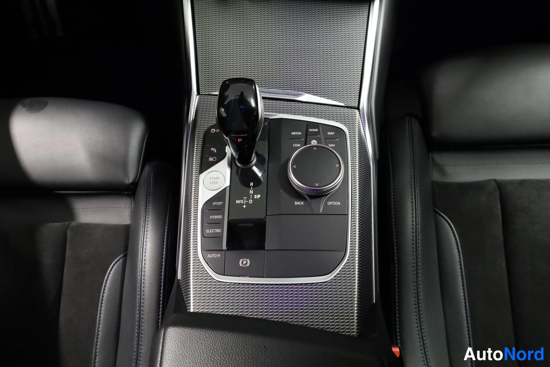Valkoinen BMW 330e 2020, yksityiskohta, kuva 25