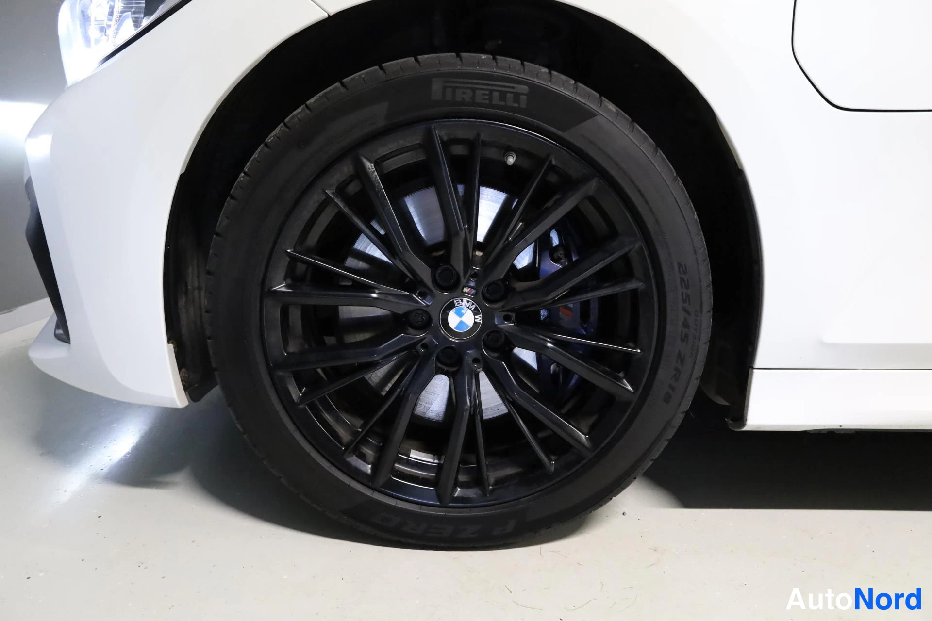 Valkoinen BMW 330e 2020, yksityiskohta, kuva 29