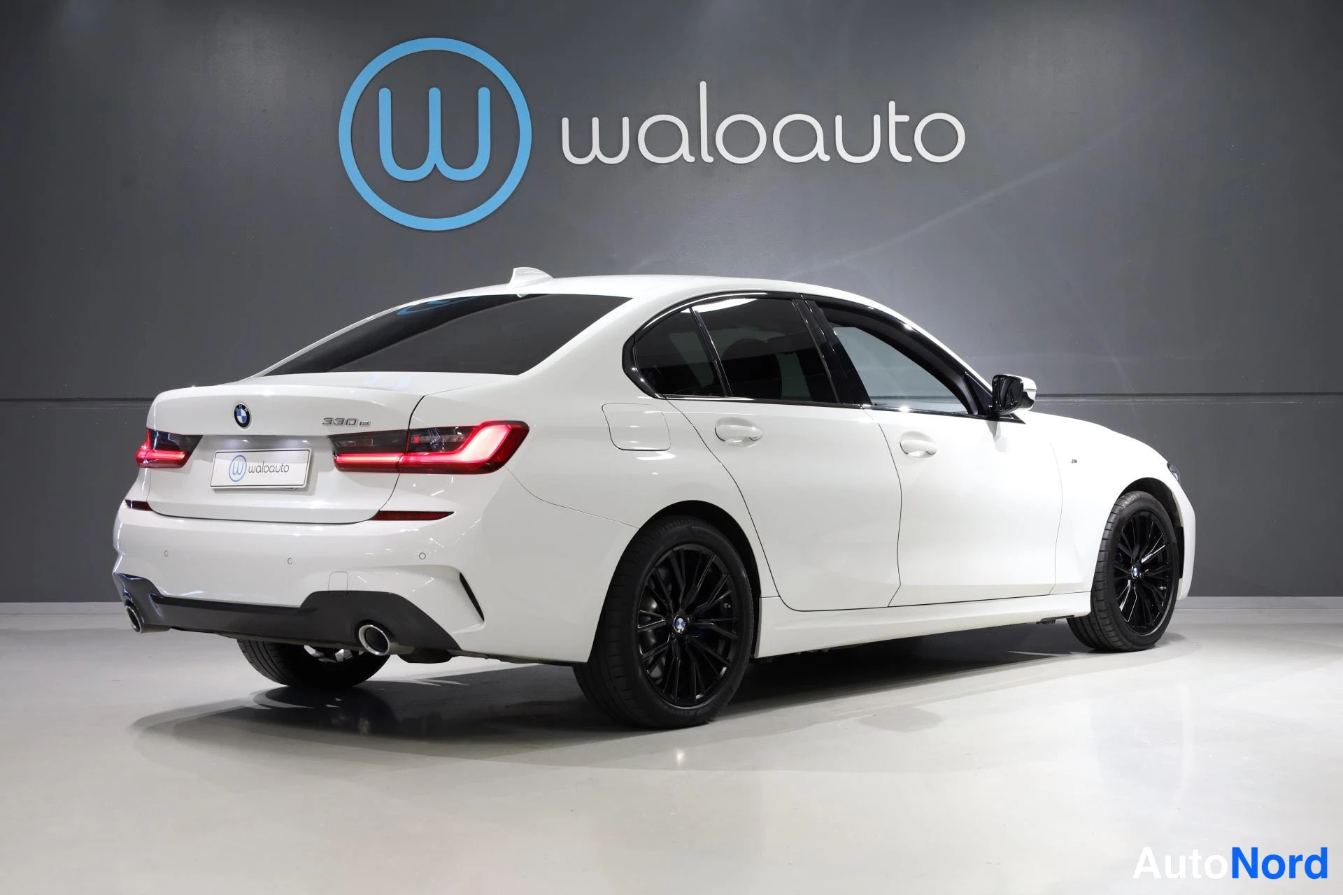 Valkoinen BMW 330e 2020, takaviisto, kuva 7