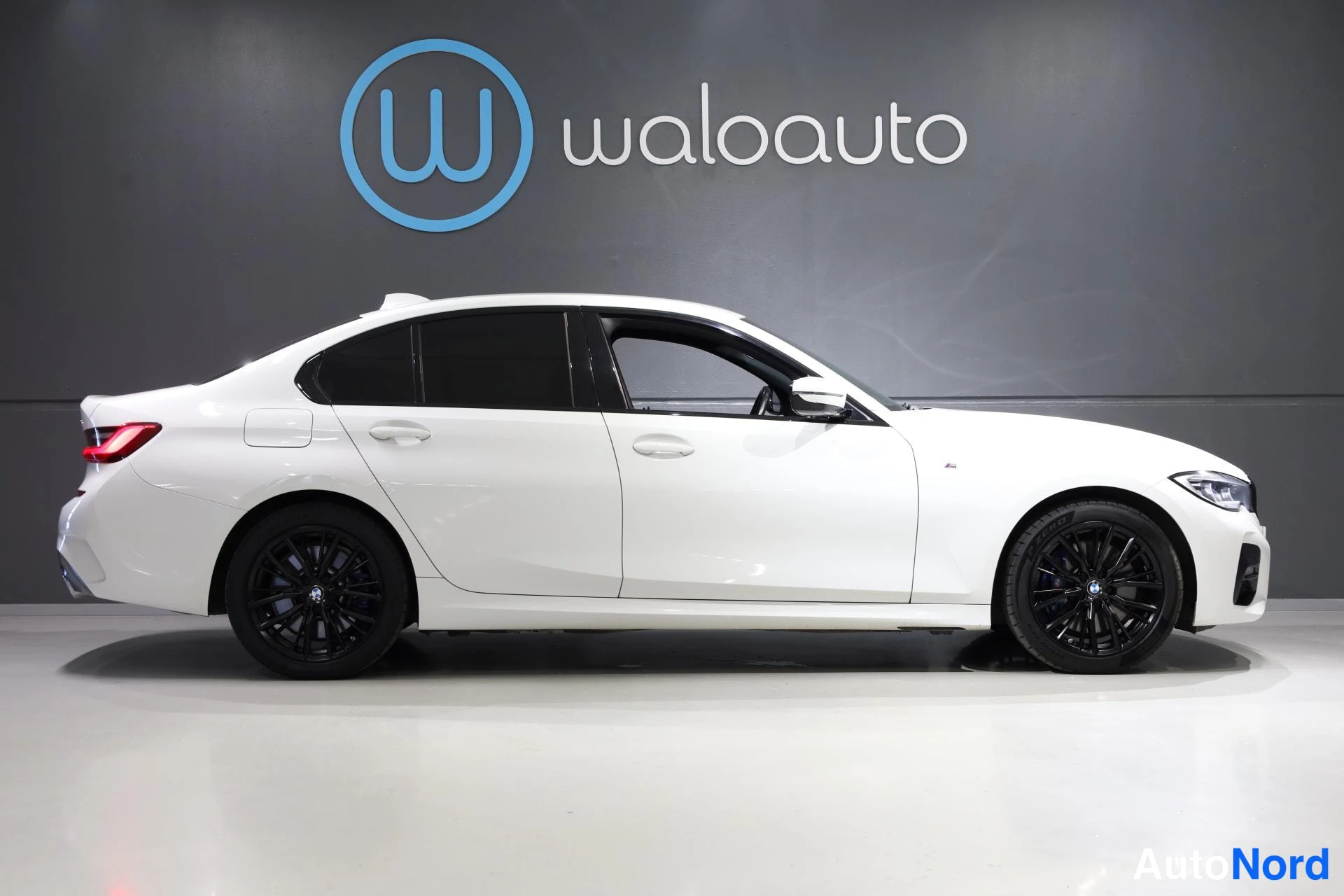 Valkoinen BMW 330e 2020, etuviisto, keula oikealle, kuva 3