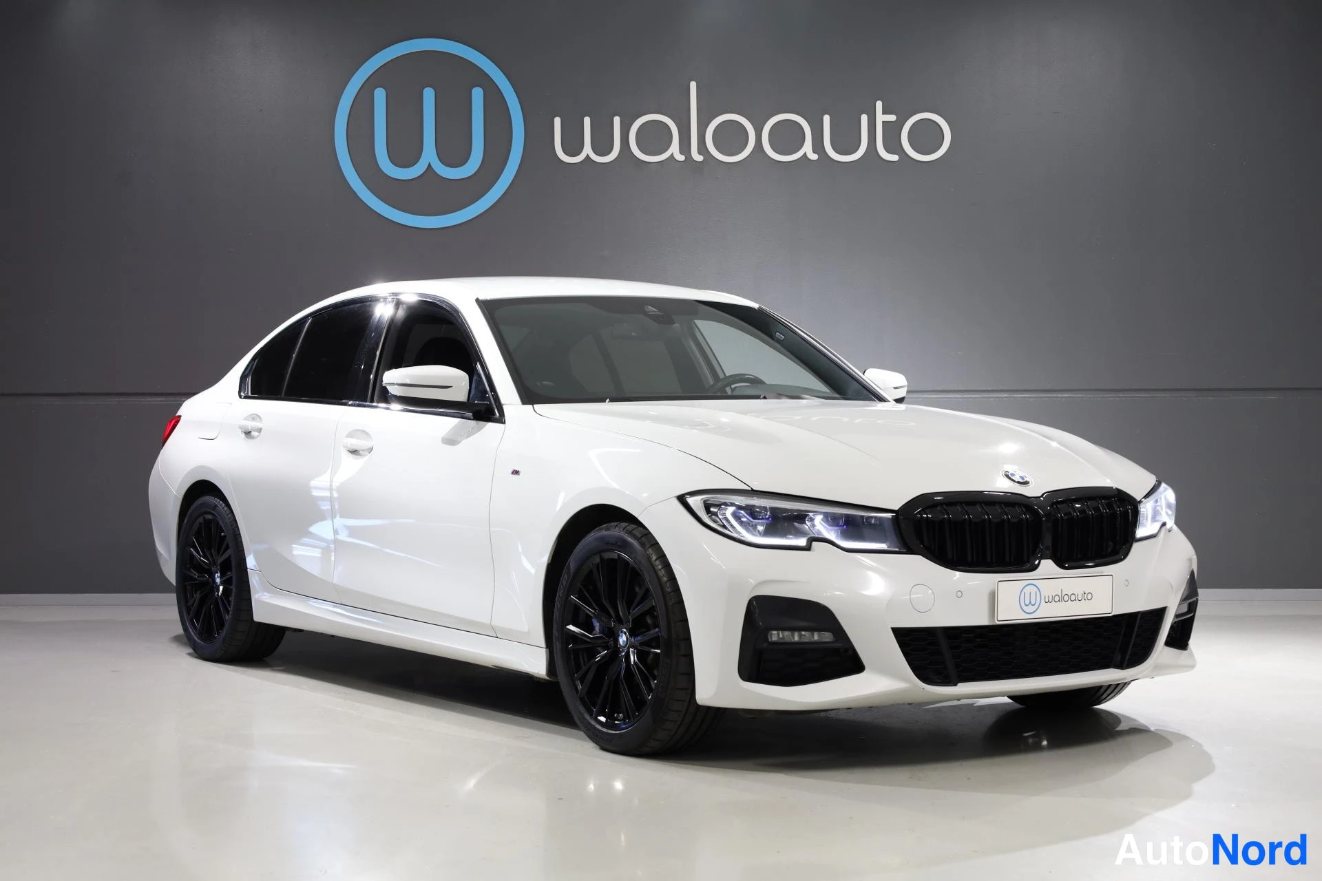 Valkoinen BMW 330e 2020, etuviisto, keula oikealle, kuva 4