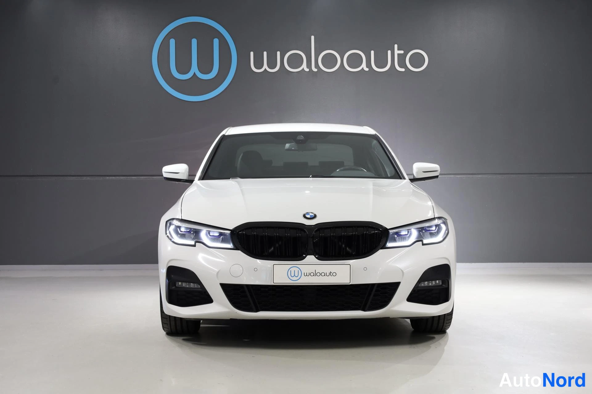 Valkoinen BMW 330e 2020, edestä, kuva 5