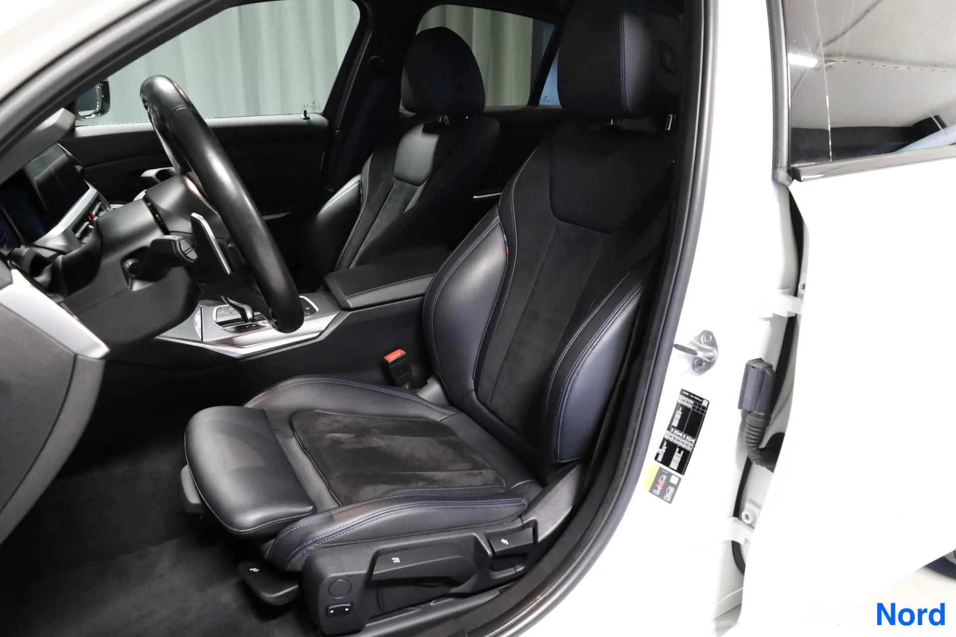 Valkoinen BMW 330e 2020, etuistuimet, kuva 15