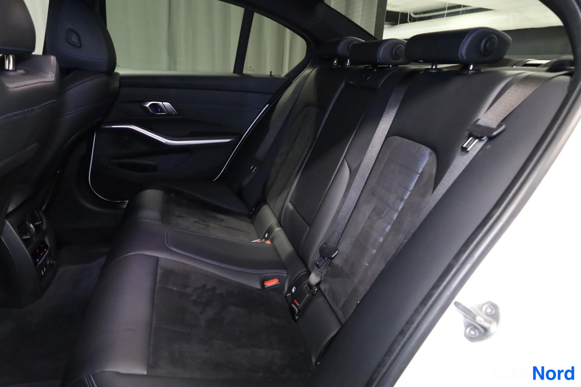 Valkoinen BMW 330e 2020, takaistuimet, kuva 17