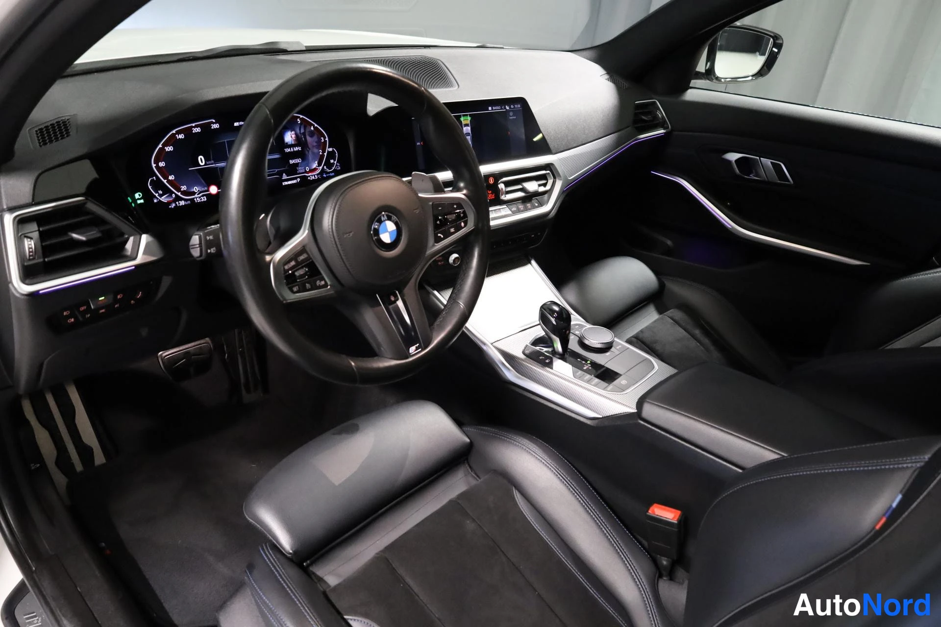 Valkoinen BMW 330e 2020, ohjaamo, kuva 9