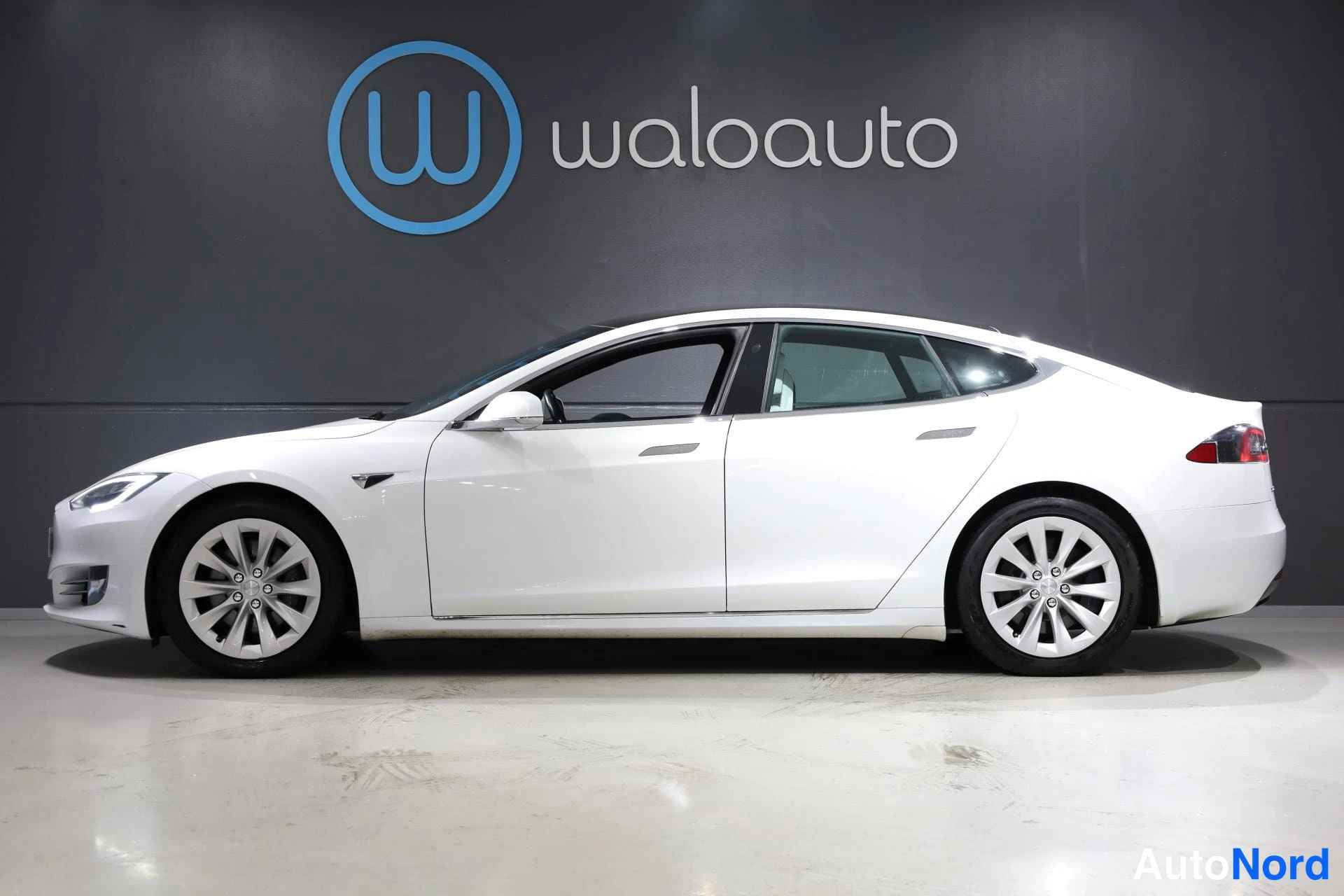 Valkoinen Tesla Model S 2018, etuviisto, keula vasemmalle, kuva 2