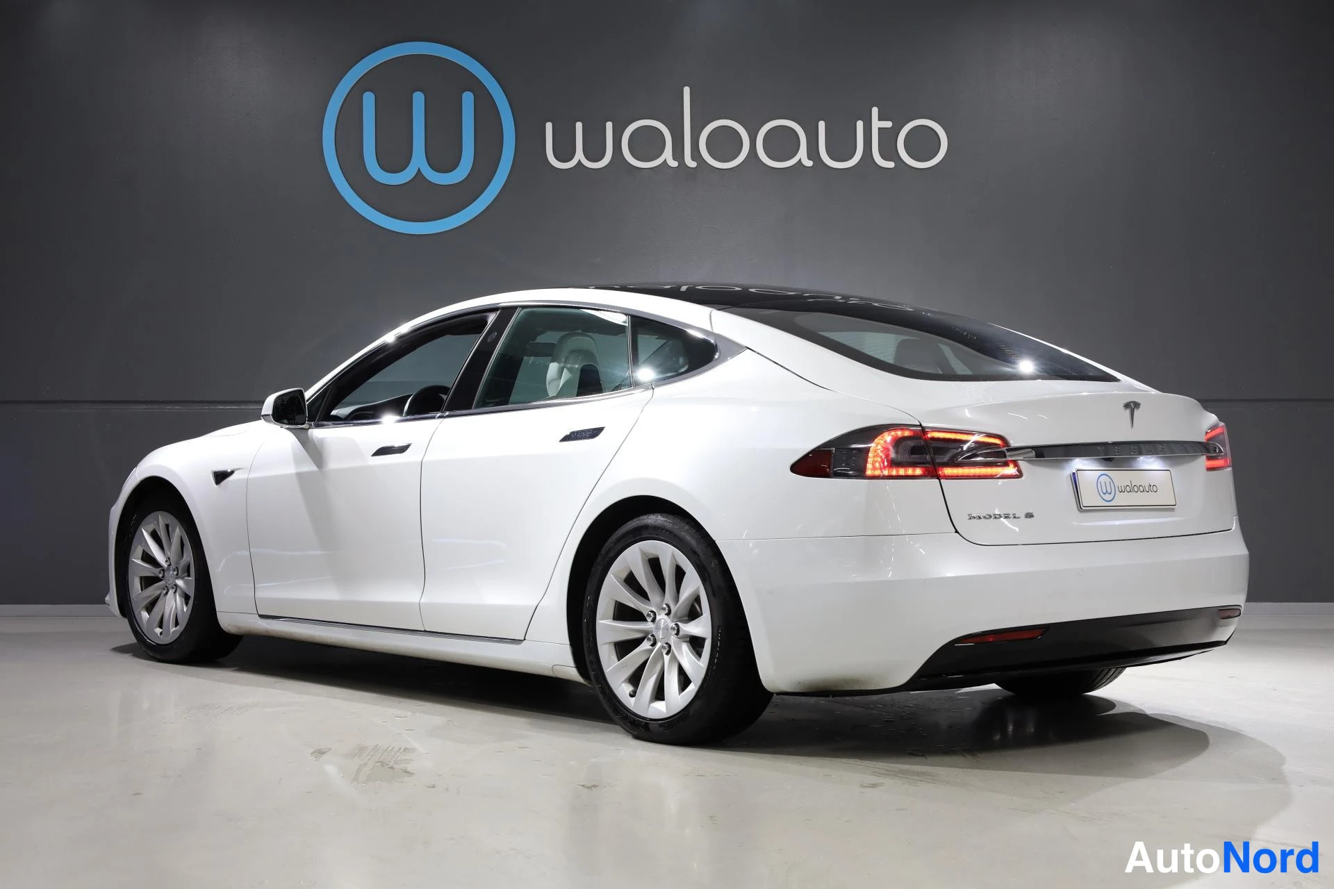 Valkoinen Tesla Model S 2018, takaviisto, kuva 6