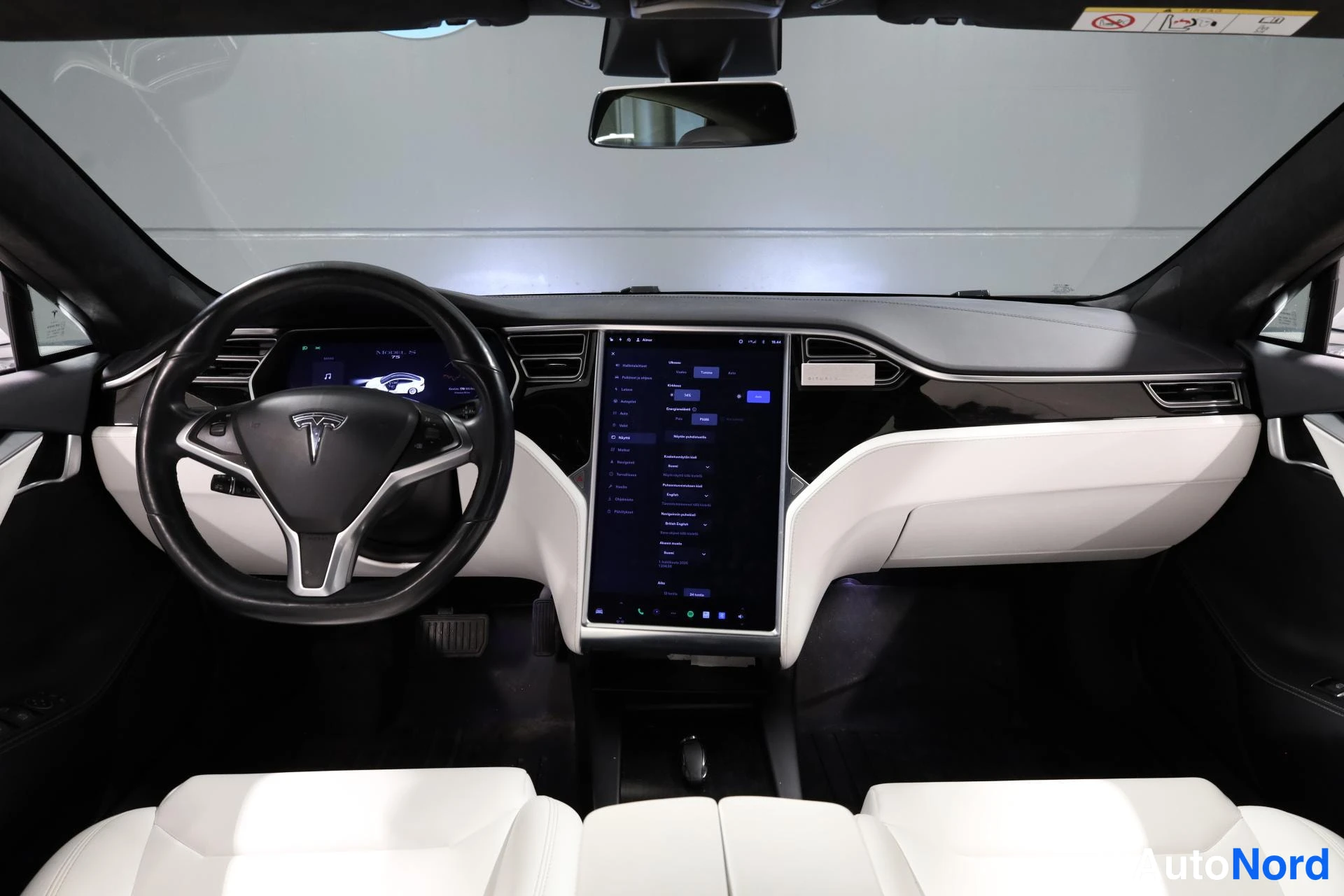 Valkoinen Tesla Model S 2018, ohjaamo, kuva 10