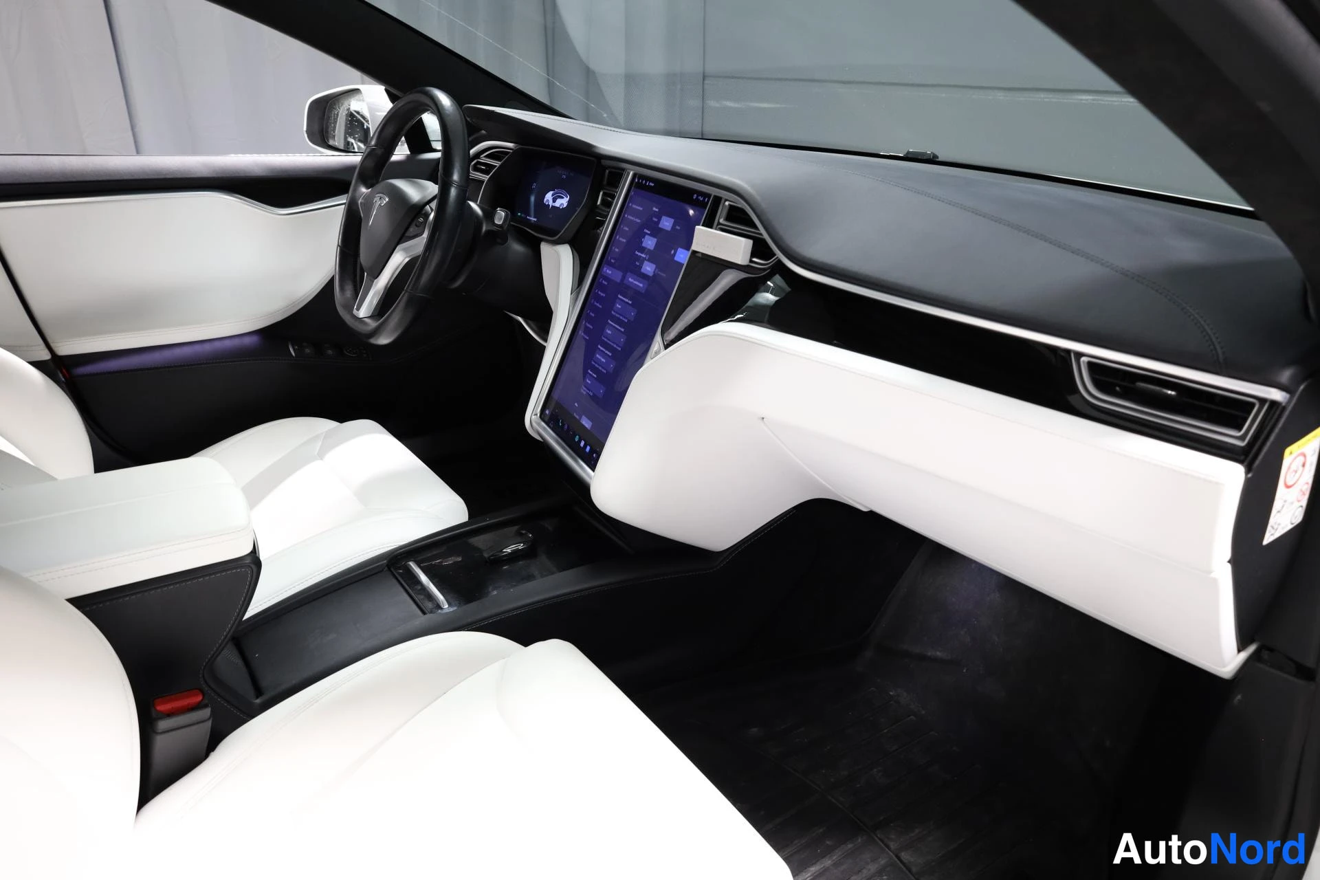 Valkoinen Tesla Model S 2018, ohjaamo, kuva 11