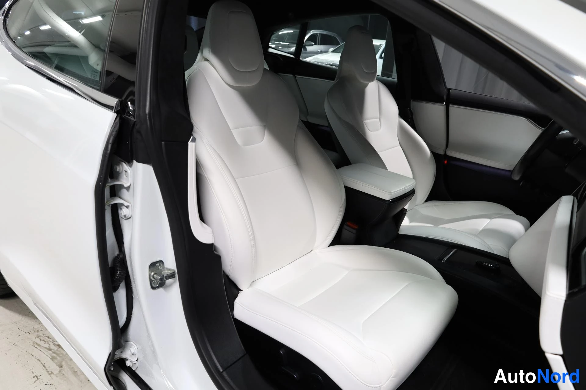 Valkoinen Tesla Model S 2018, etuistuimet, kuva 15