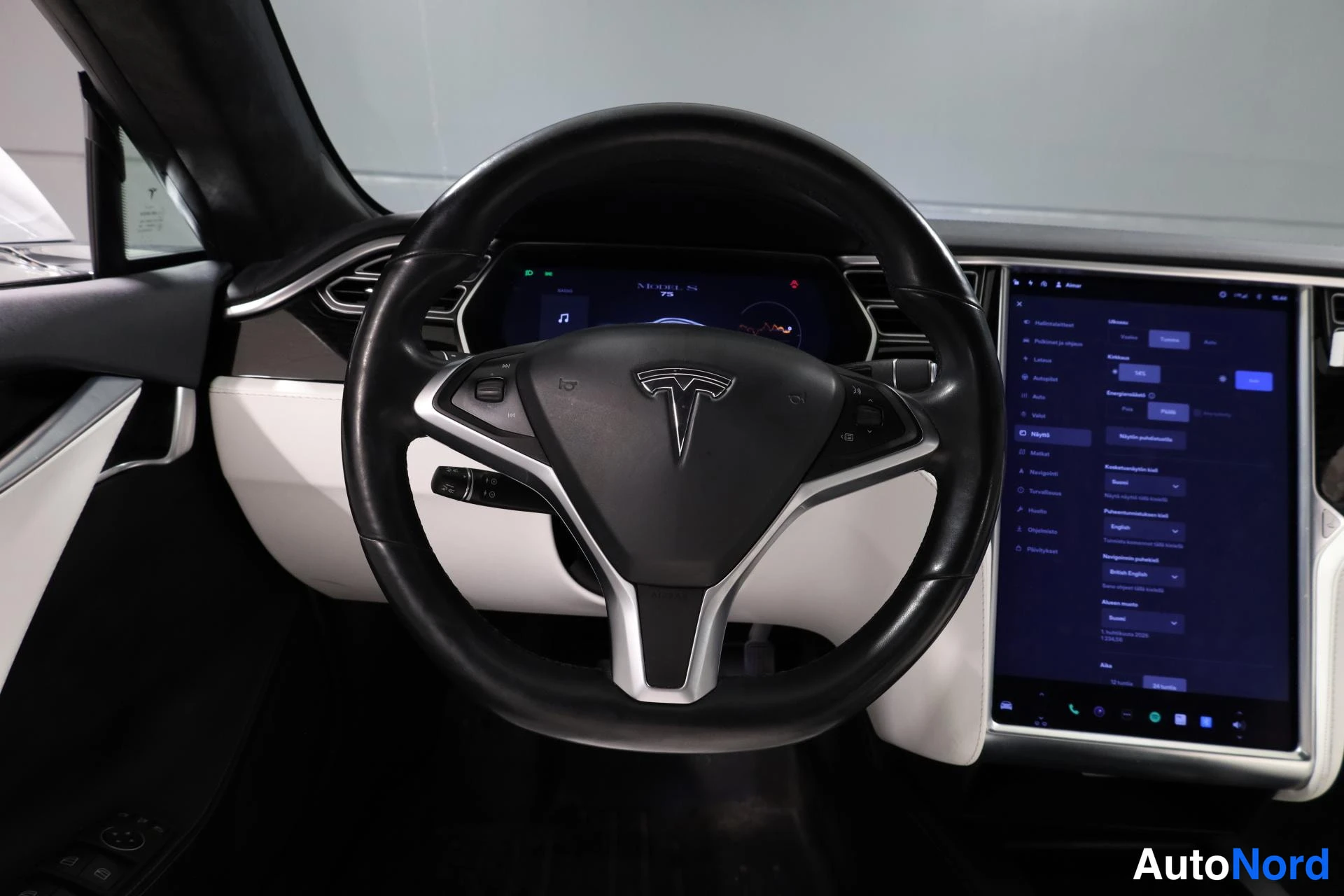 Valkoinen Tesla Model S 2018, ohjaamo, kuva 12