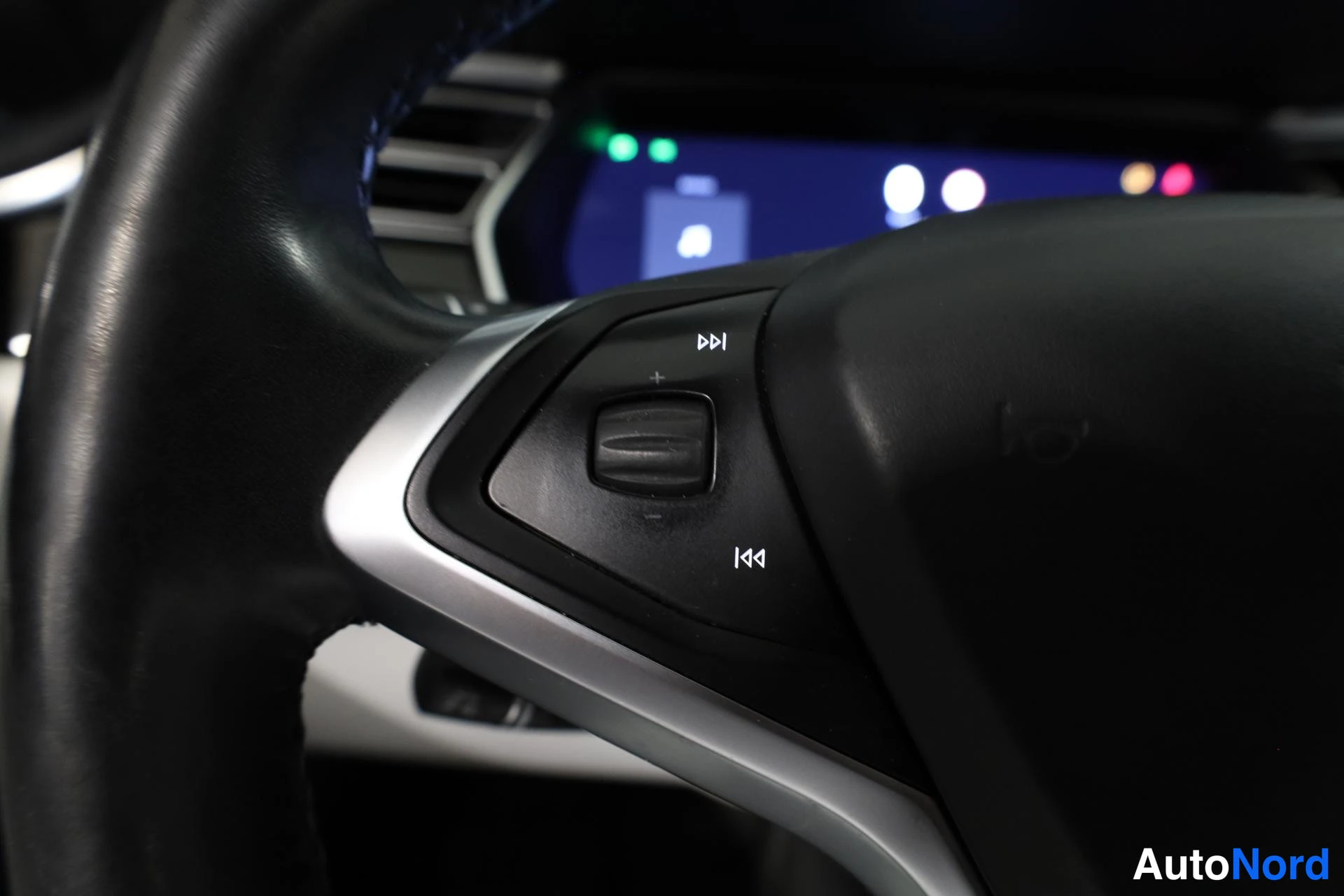 Valkoinen Tesla Model S 2018, yksityiskohta, kuva 17