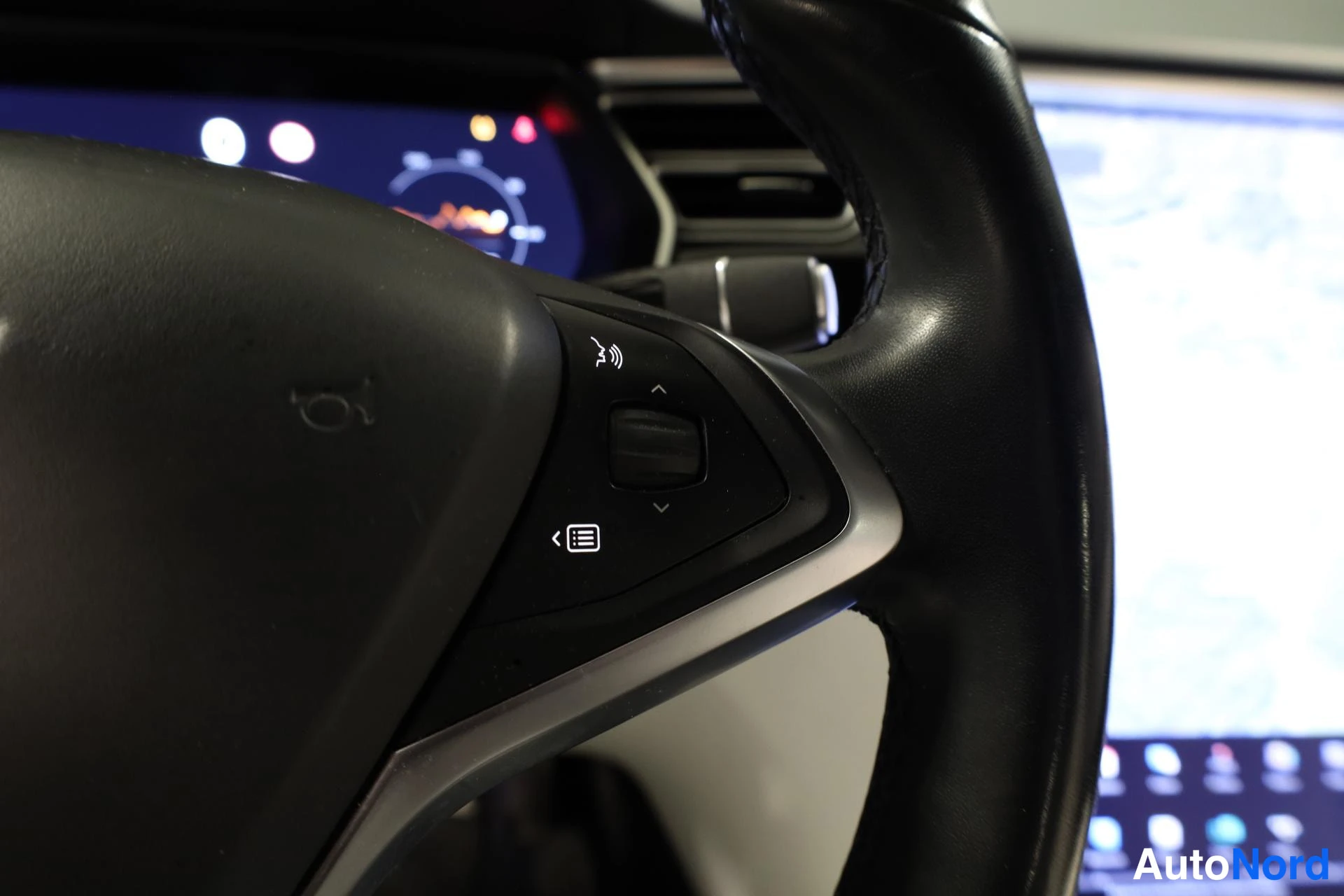 Valkoinen Tesla Model S 2018, yksityiskohta, kuva 18