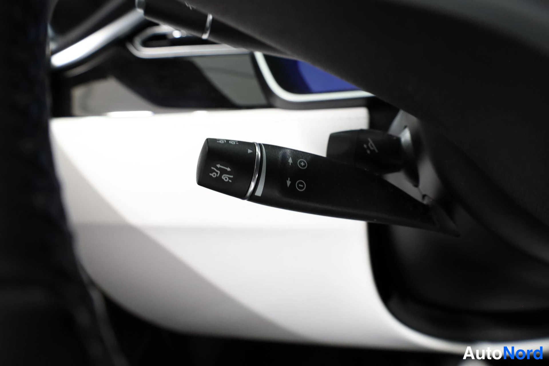 Valkoinen Tesla Model S 2018, yksityiskohta, kuva 24
