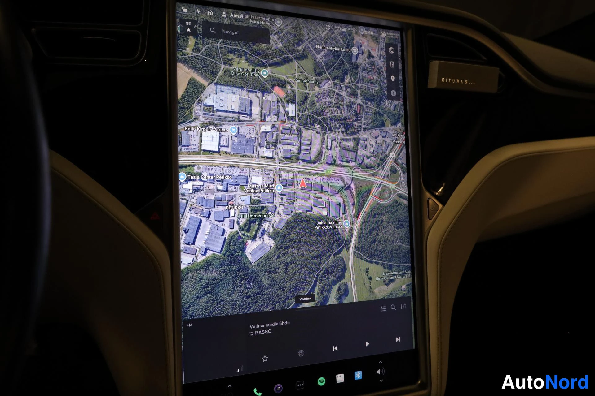 Valkoinen Tesla Model S 2018, yksityiskohta, kuva 21