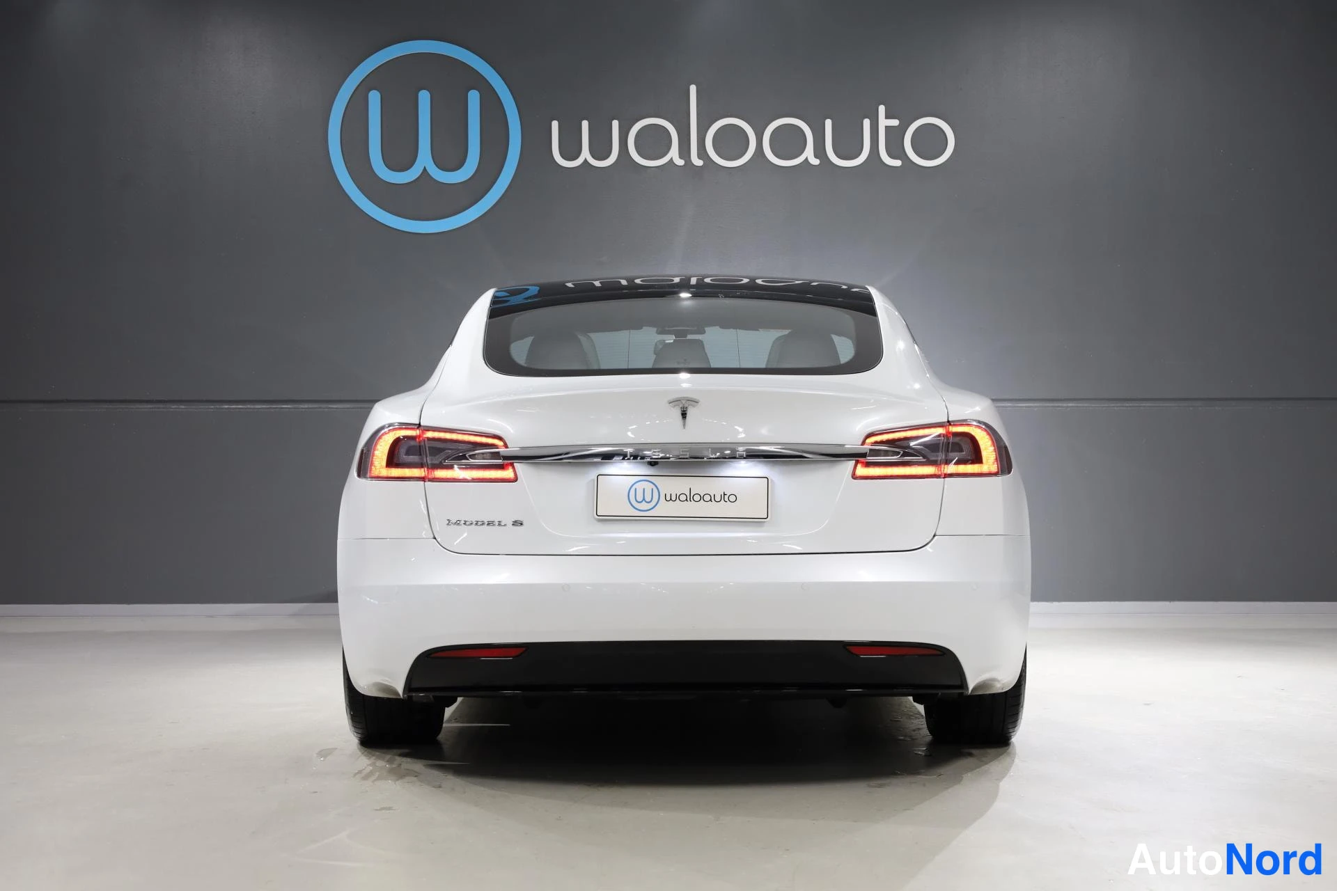 Valkoinen Tesla Model S 2018, takaa, kuva 8