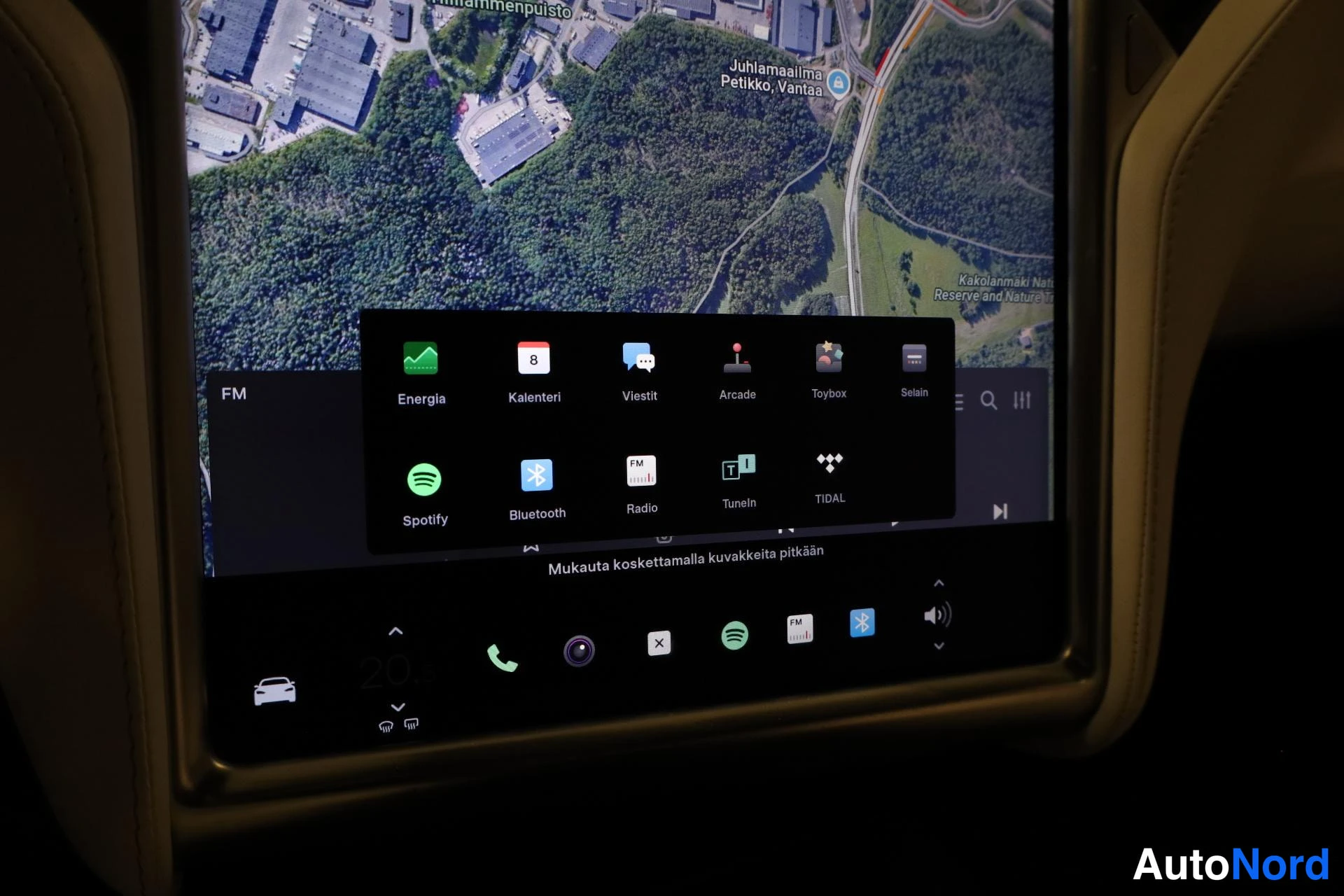 Valkoinen Tesla Model S 2018, yksityiskohta, kuva 22