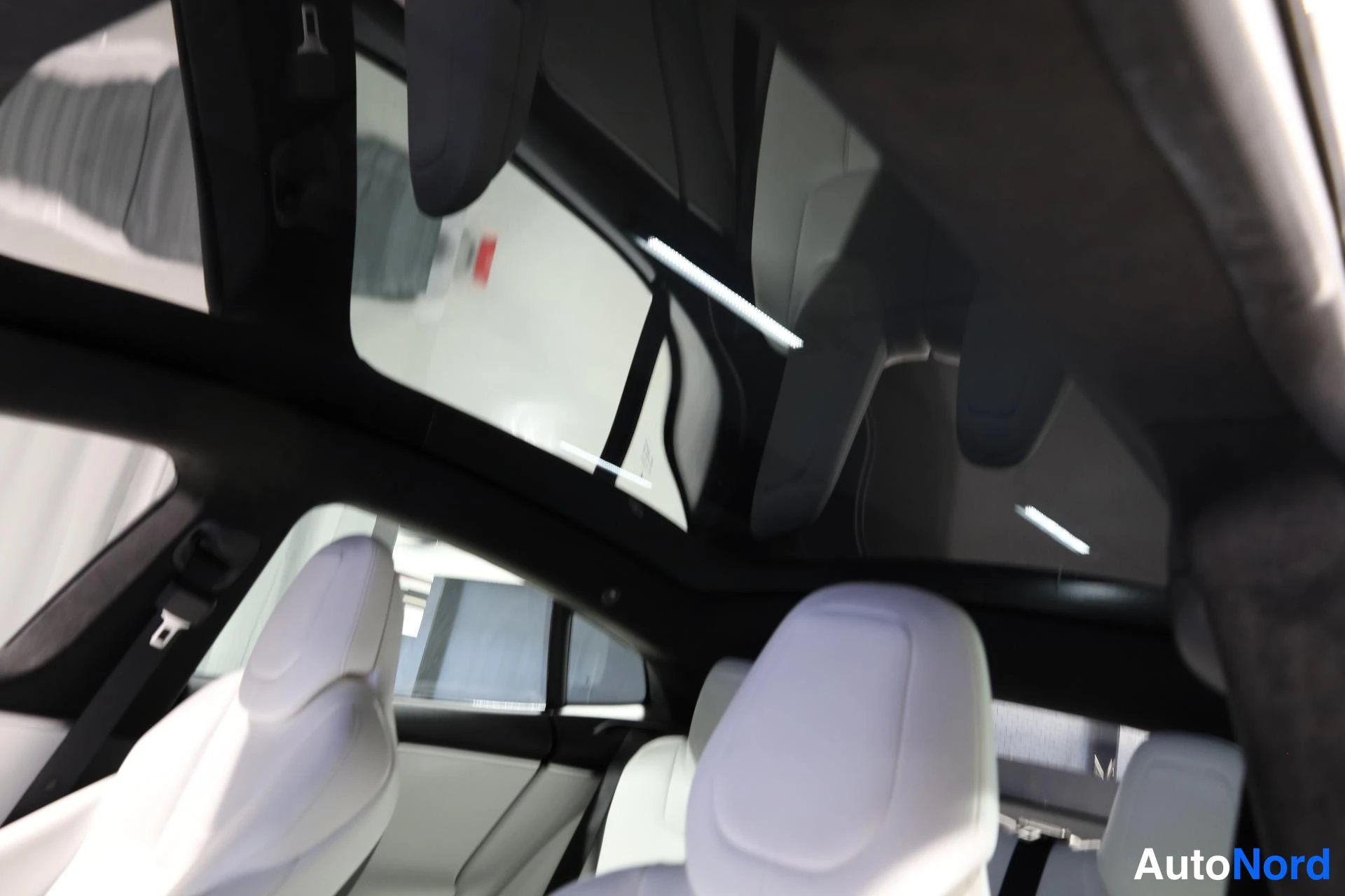 Valkoinen Tesla Model S 2018, ohjaamo, kuva 13