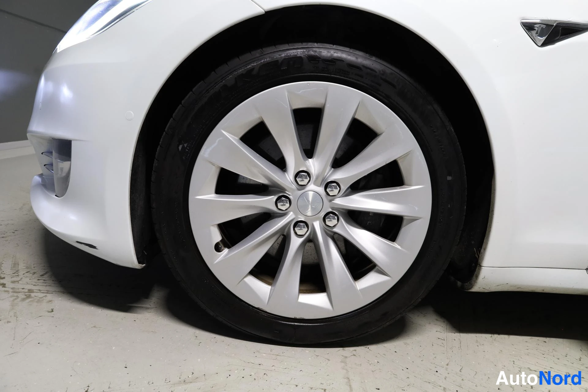 Valkoinen Tesla Model S 2018, yksityiskohta, kuva 23