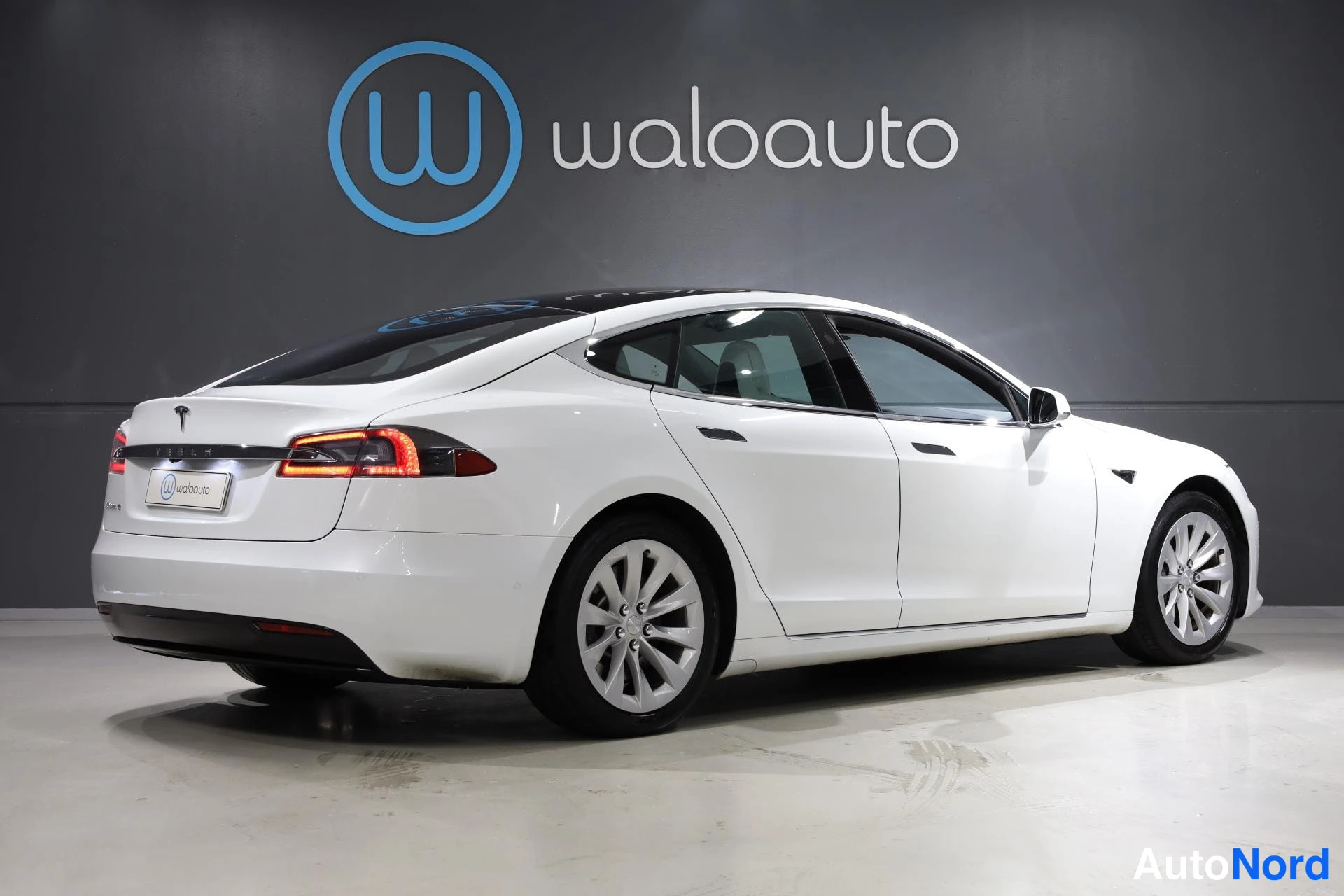 Valkoinen Tesla Model S 2018, takaviisto, kuva 7