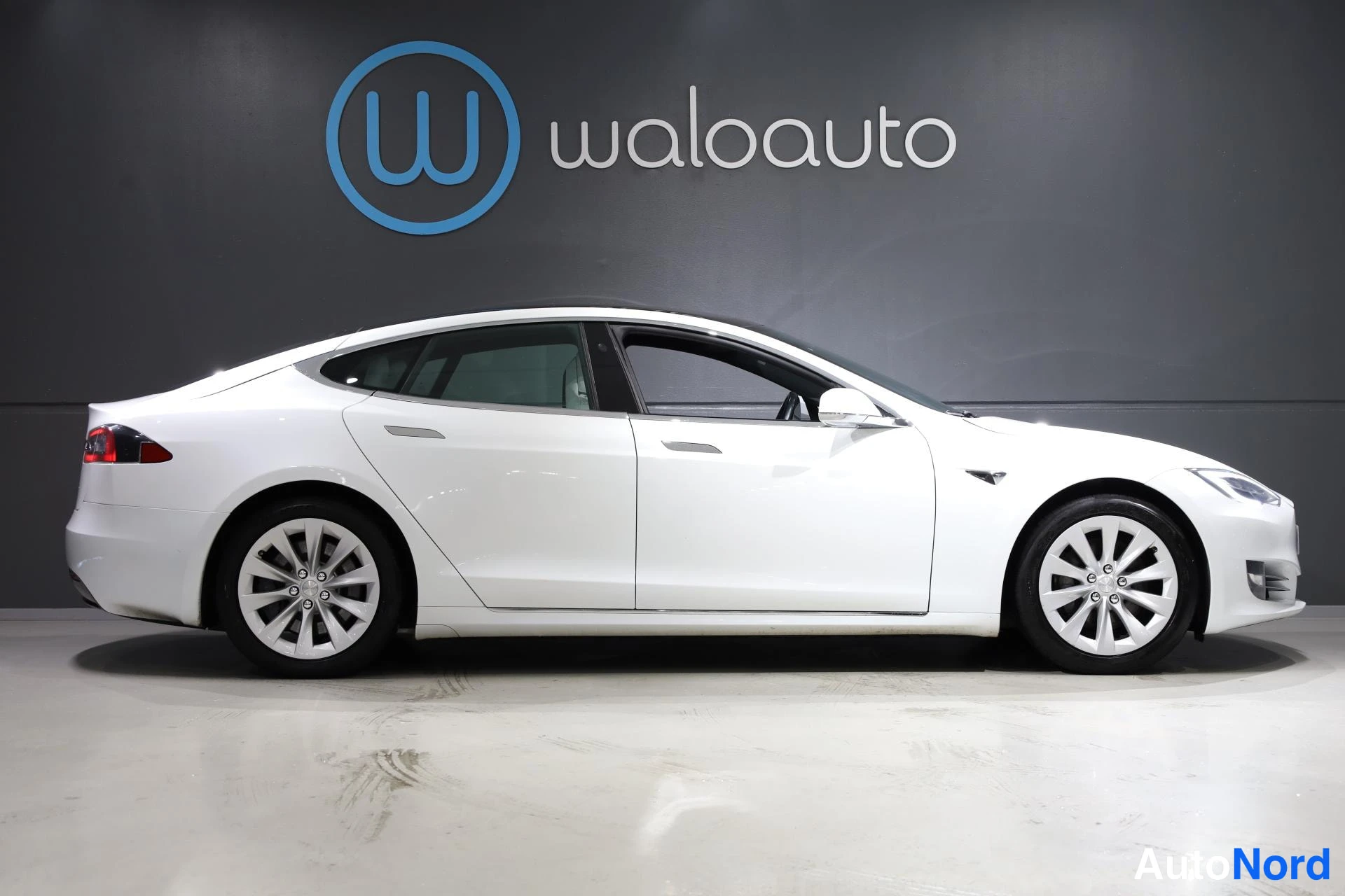 Valkoinen Tesla Model S 2018, sivulta, kuva 5