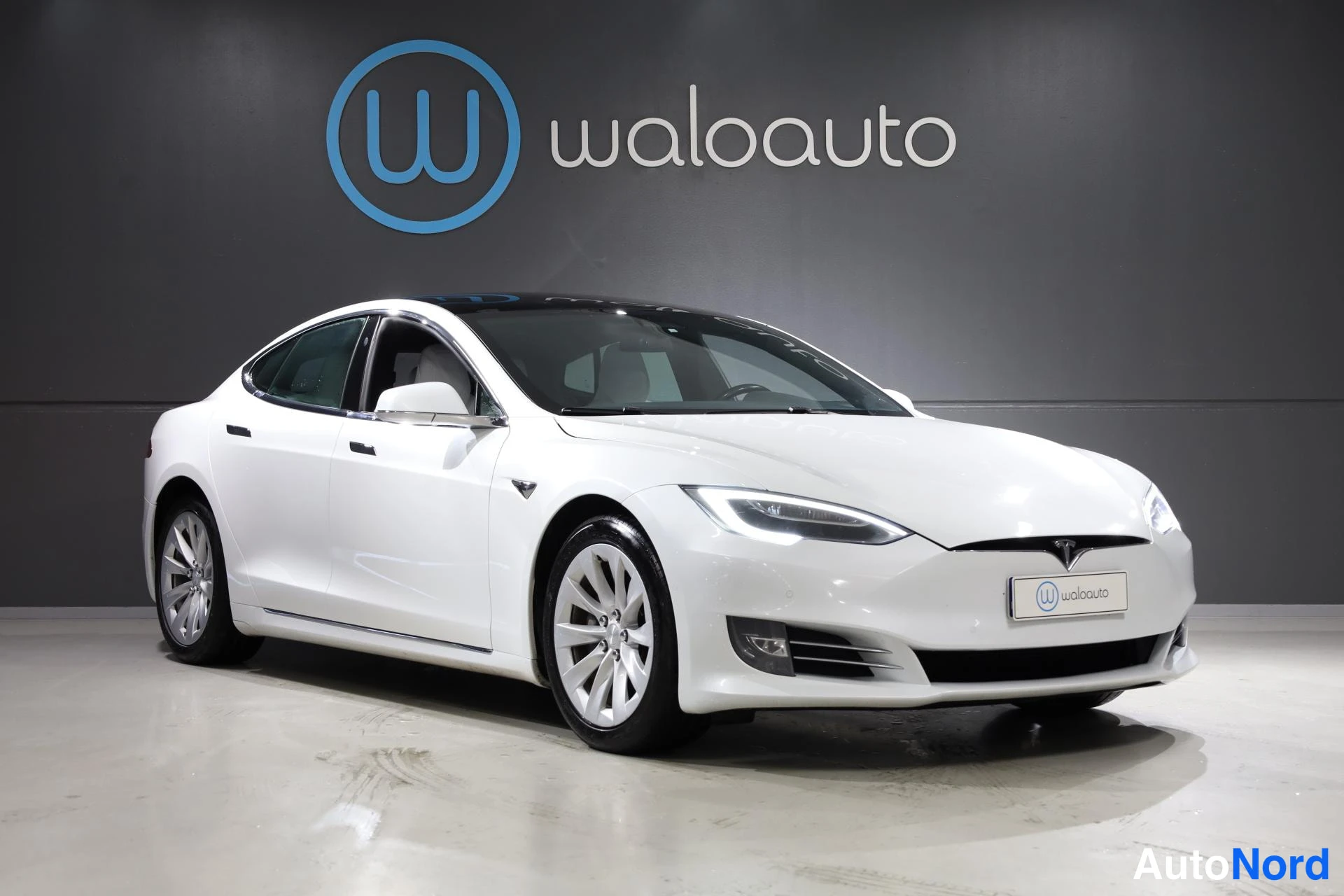Valkoinen Tesla Model S 2018, etuviisto, keula oikealle, kuva 3