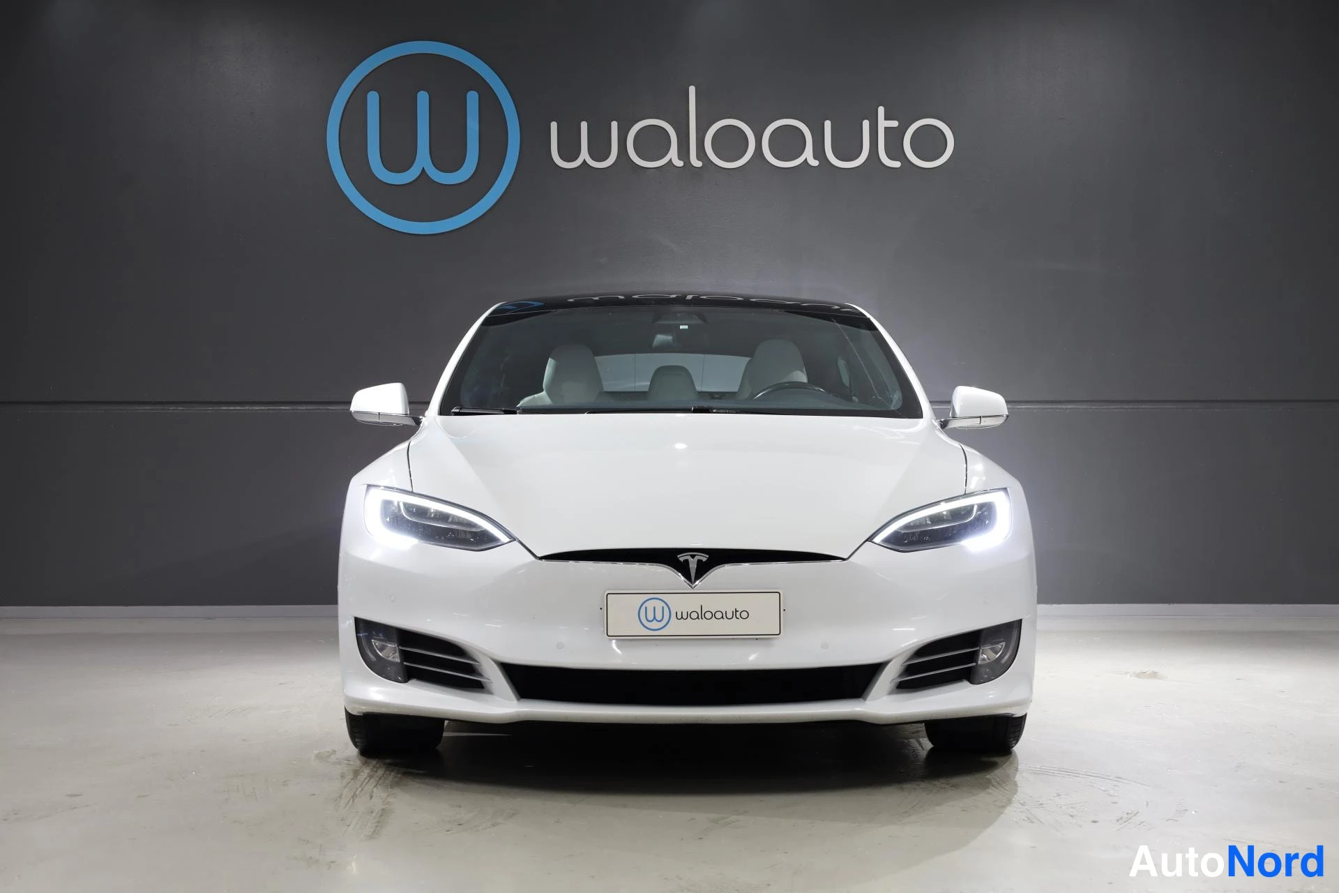 Valkoinen Tesla Model S 2018, edestä, kuva 4