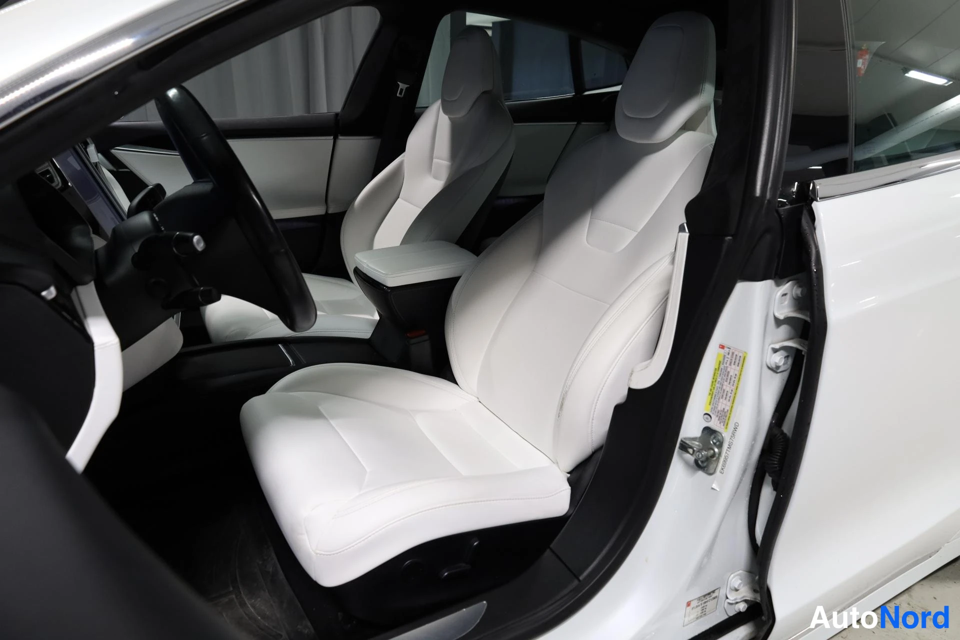 Valkoinen Tesla Model S 2018, etuistuimet, kuva 14