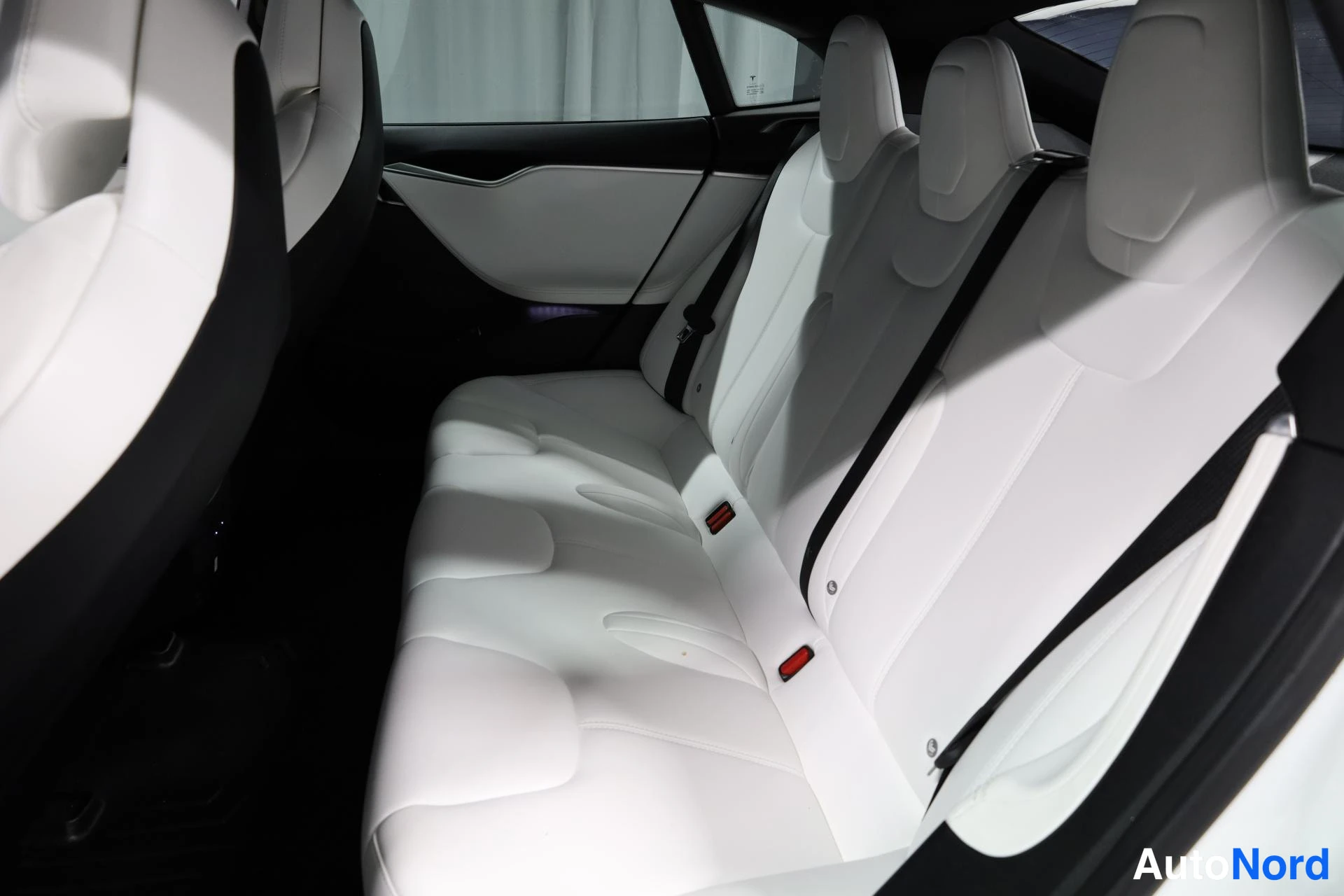 Valkoinen Tesla Model S 2018, takaistuimet, kuva 16