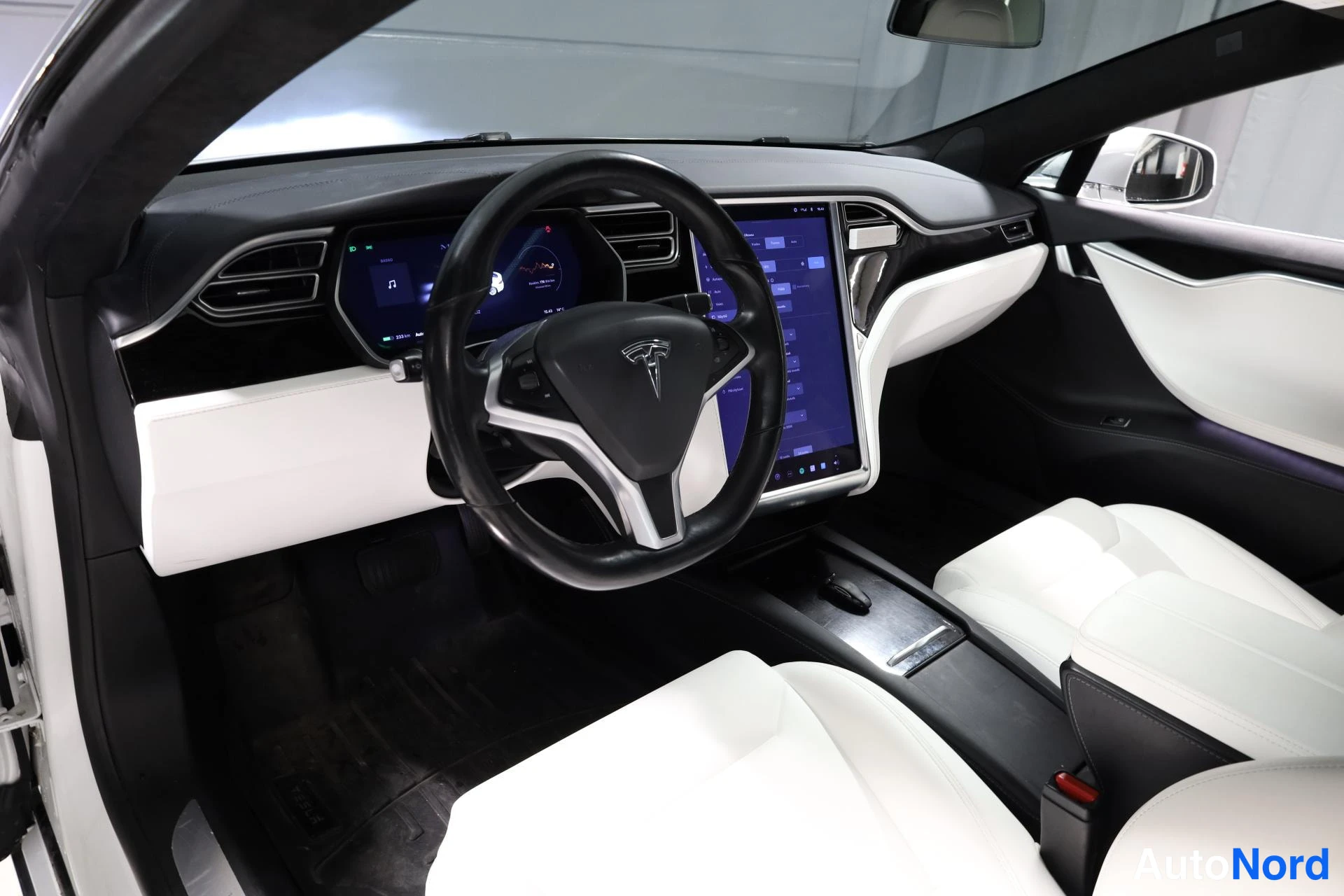 Valkoinen Tesla Model S 2018, ohjaamo, kuva 9