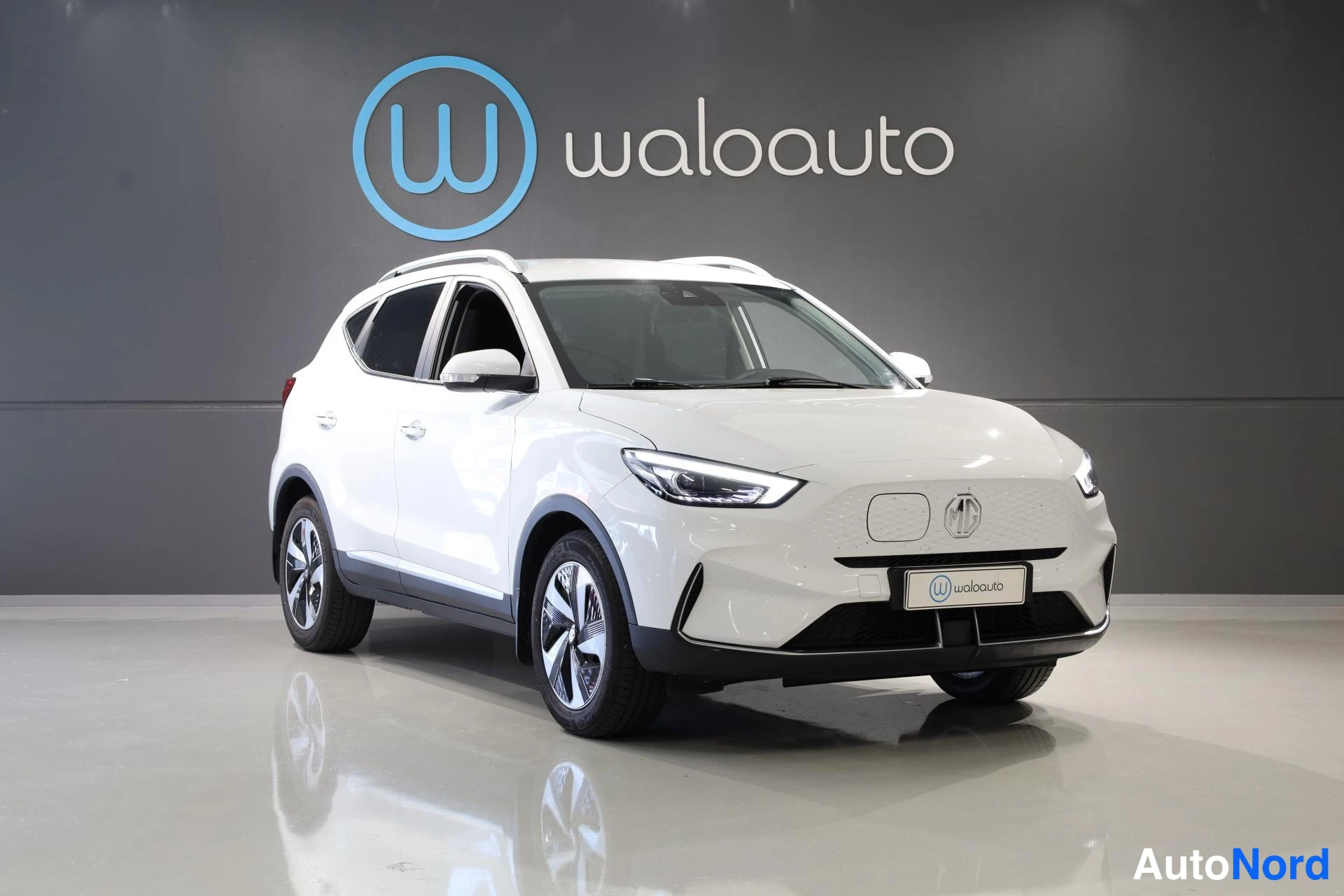 Valkoinen MG ZS 2023, etuviisto, keula oikealle, kuva 2
