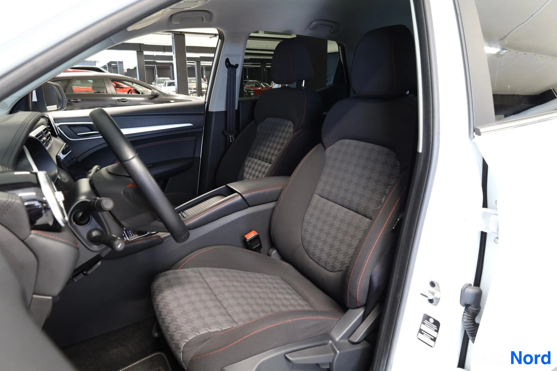 Valkoinen MG ZS 2023, etuistuimet, kuva 12