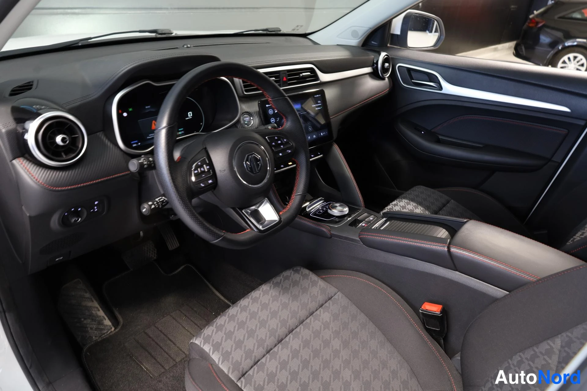 Valkoinen MG ZS 2023, ohjaamo, kuva 9