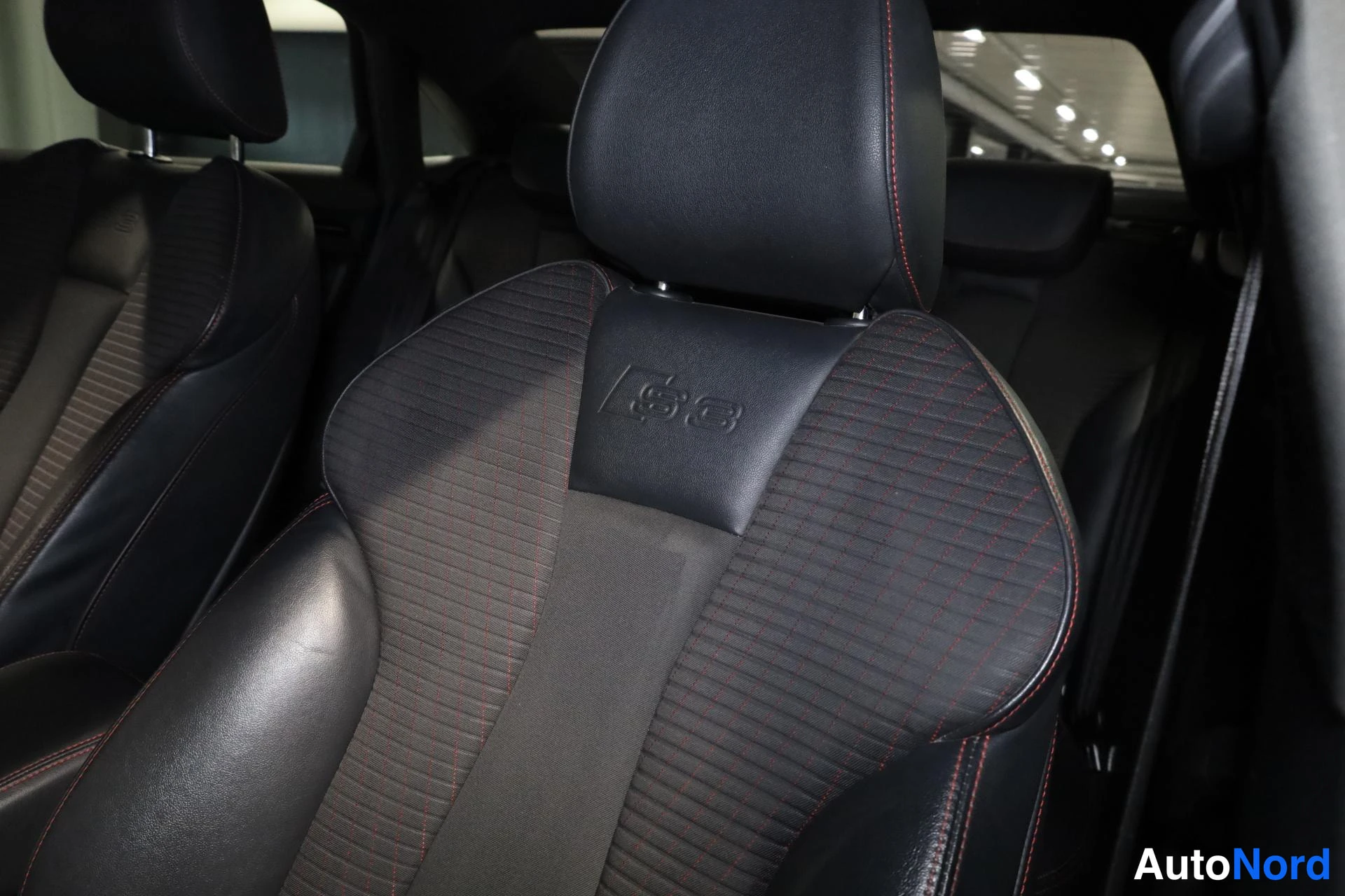 Valkoinen Audi S3 2014, etuistuimet, kuva 16