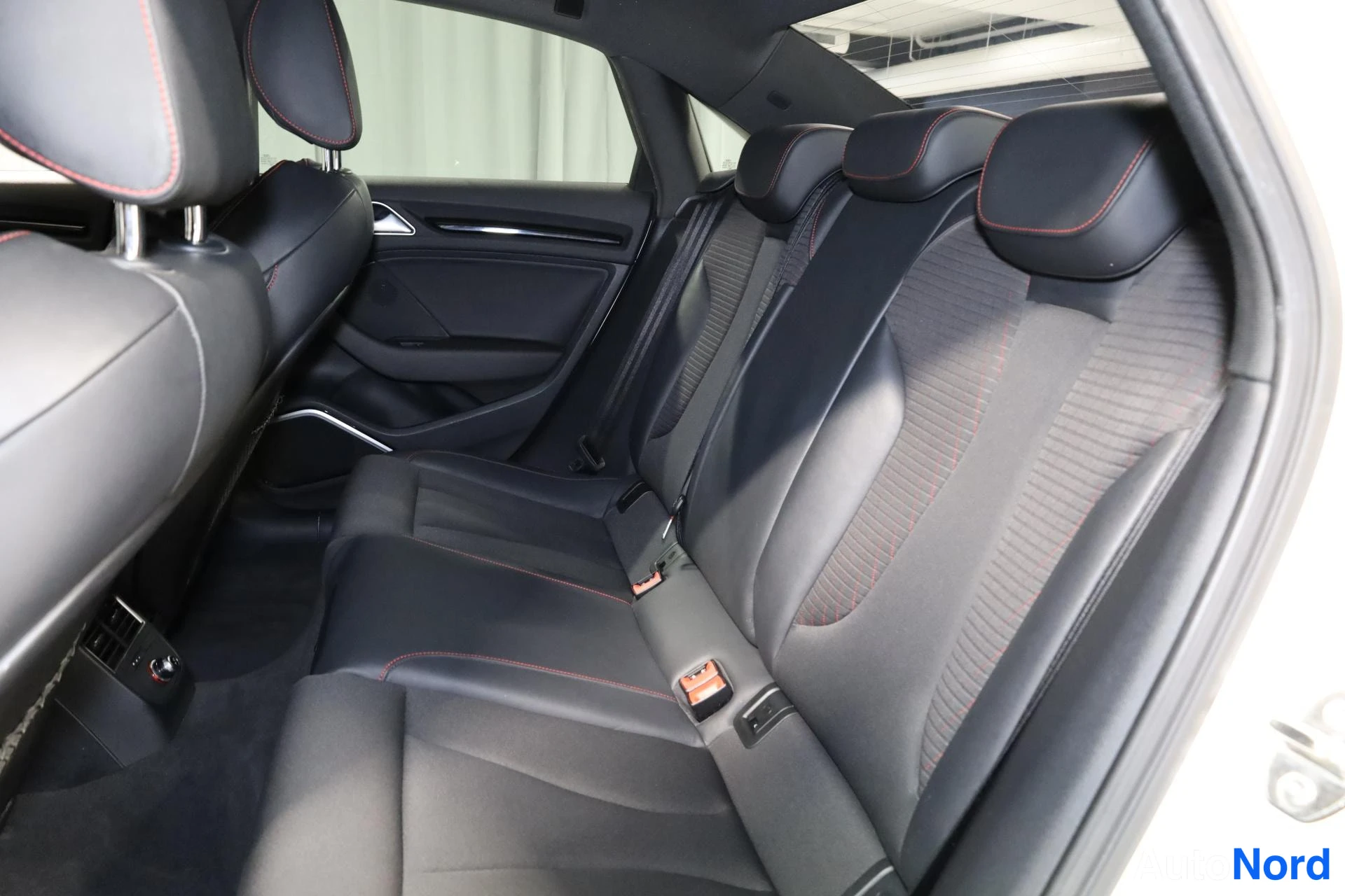 Valkoinen Audi S3 2014, takaistuimet, kuva 18
