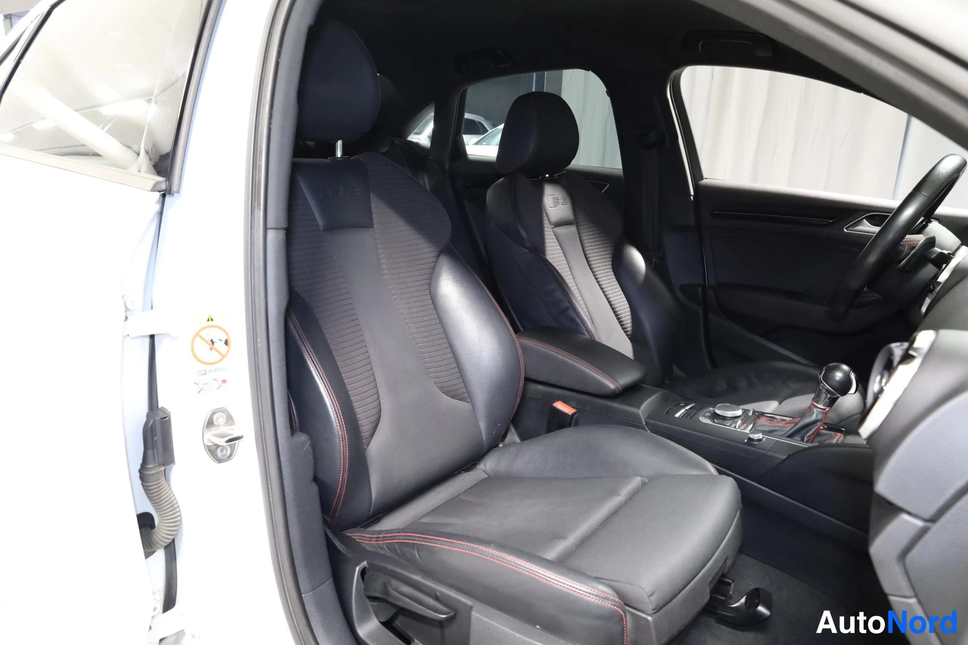 Valkoinen Audi S3 2014, etuistuimet, kuva 17