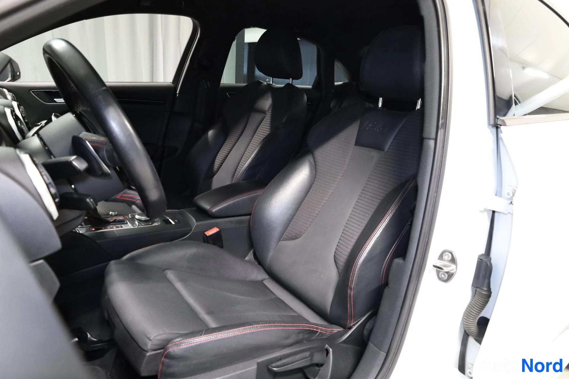 Valkoinen Audi S3 2014, etuistuimet, kuva 15