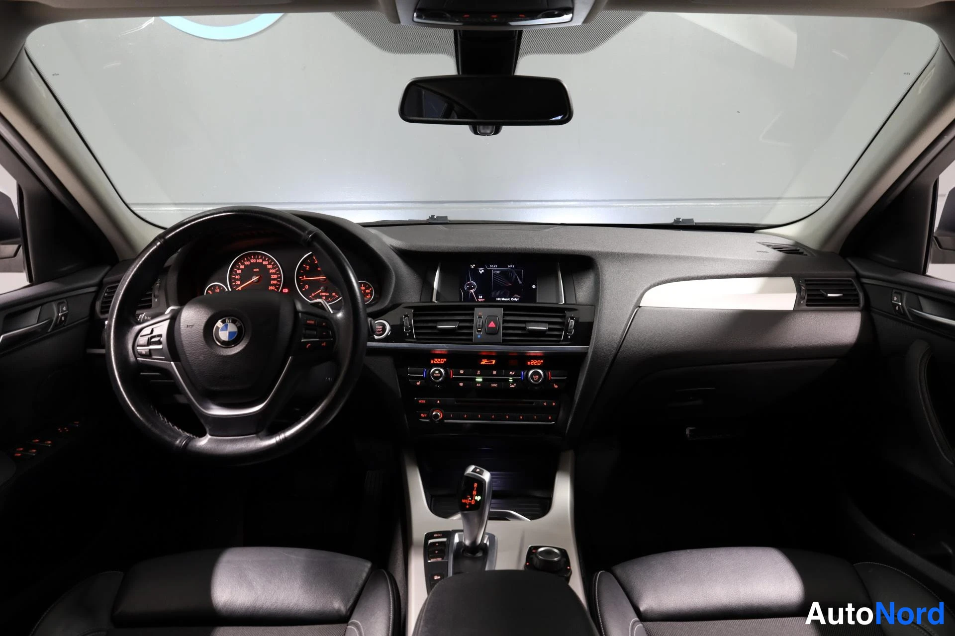 Hopea BMW X4 2015, ohjaamo, kuva 10