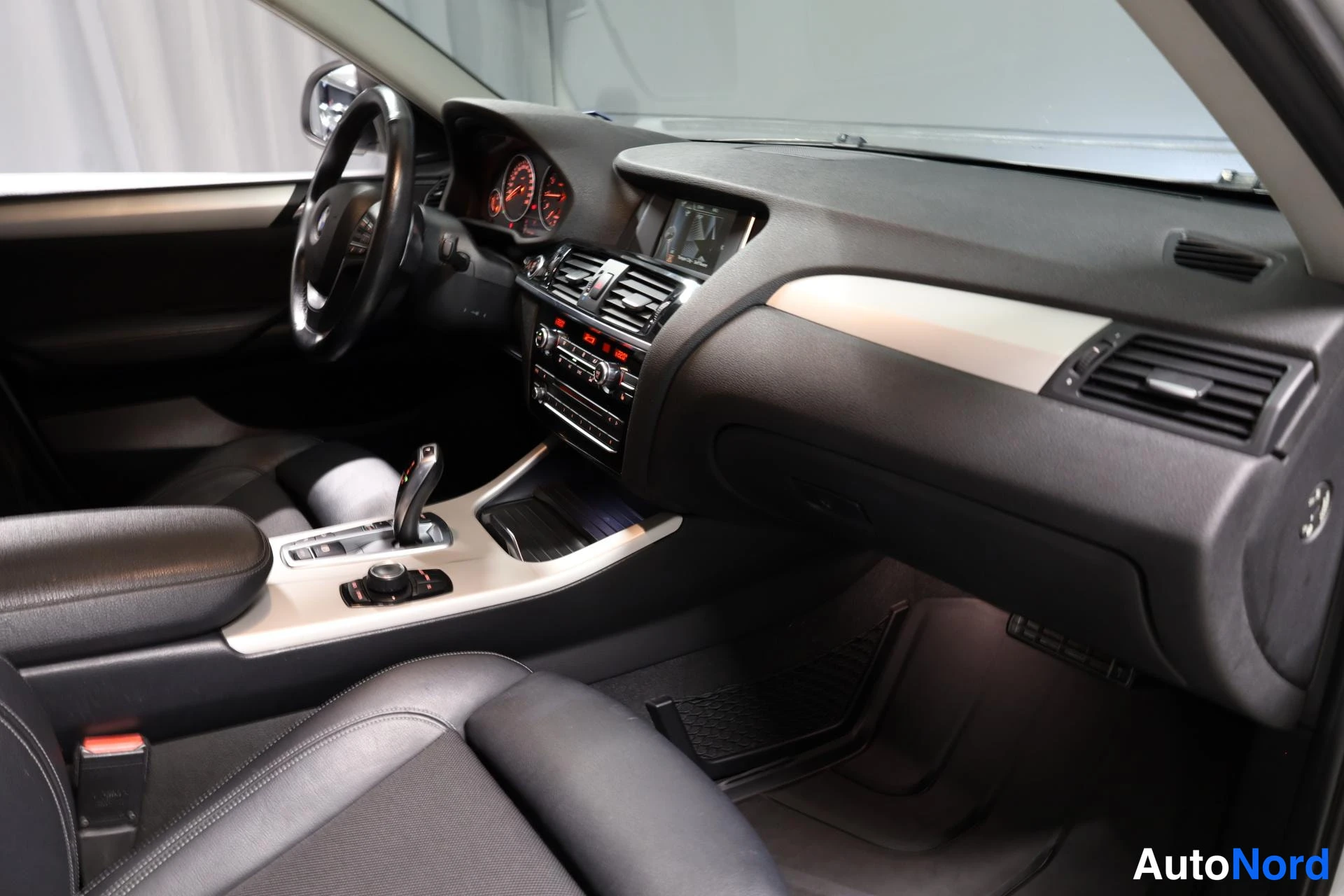 Hopea BMW X4 2015, ohjaamo, kuva 11