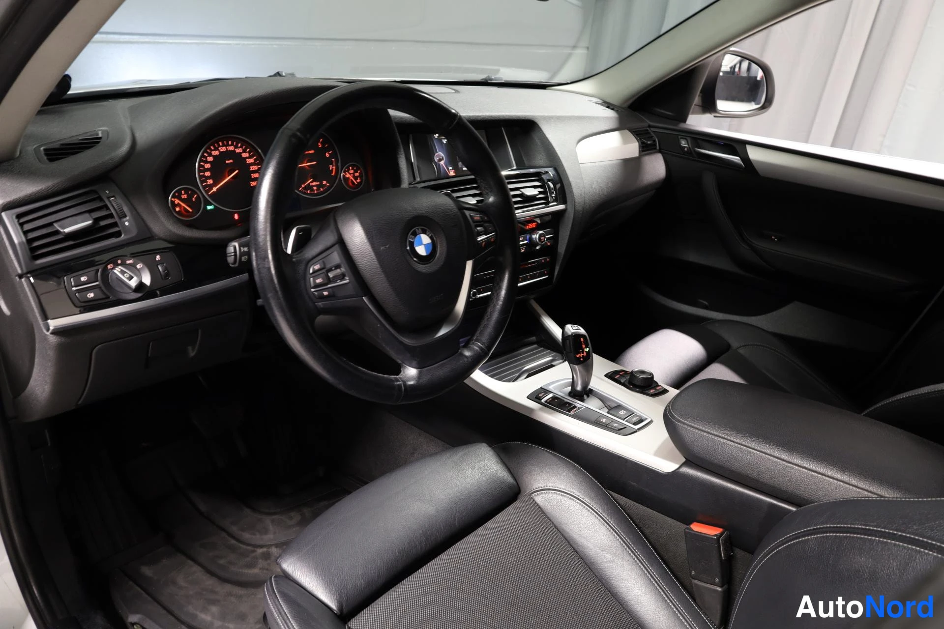 Hopea BMW X4 2015, ohjaamo, kuva 9