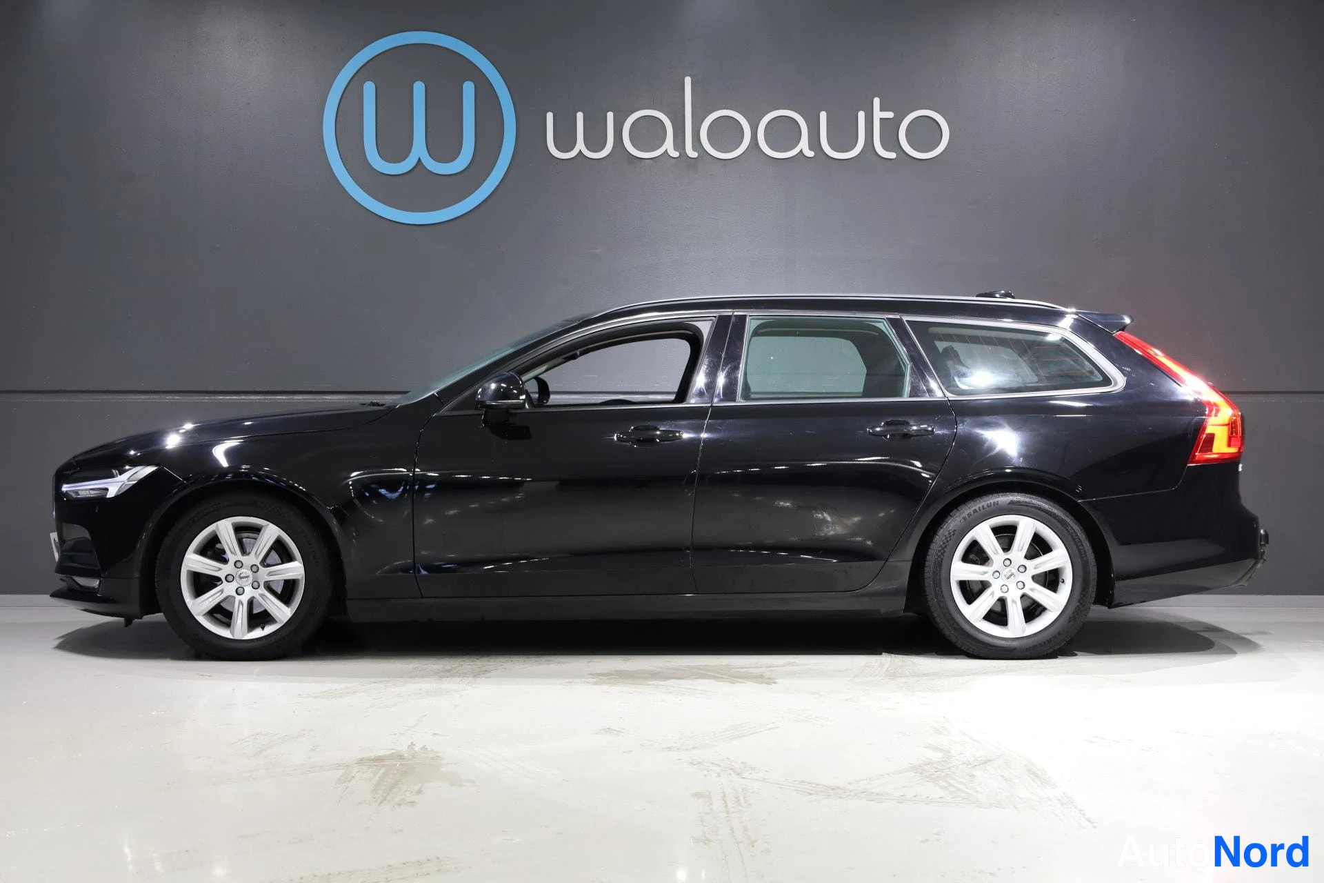Musta Volvo V90 2018, etuviisto, keula vasemmalle, kuva 2