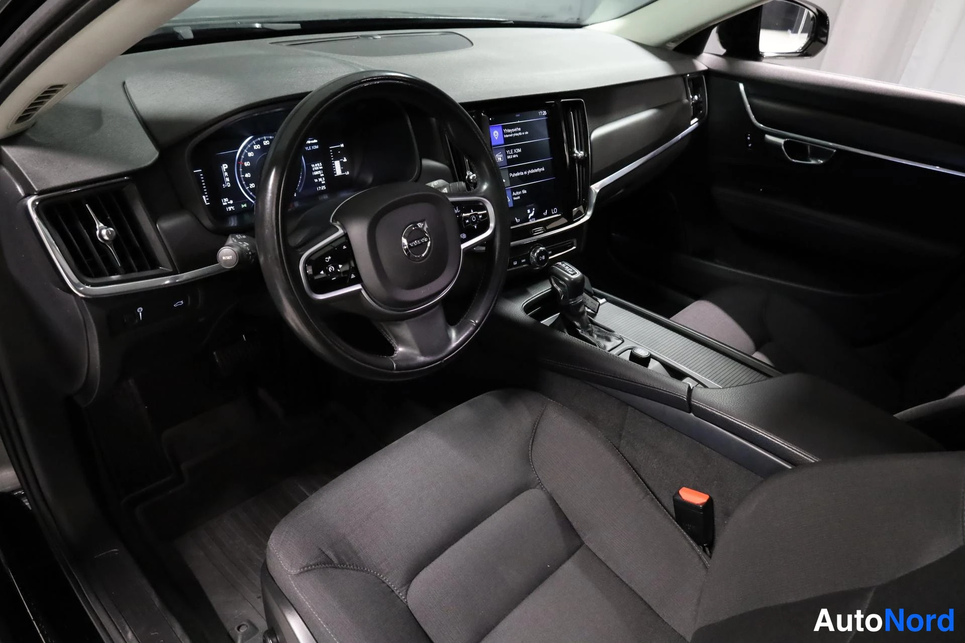 Musta Volvo V90 2018, ohjaamo, kuva 9
