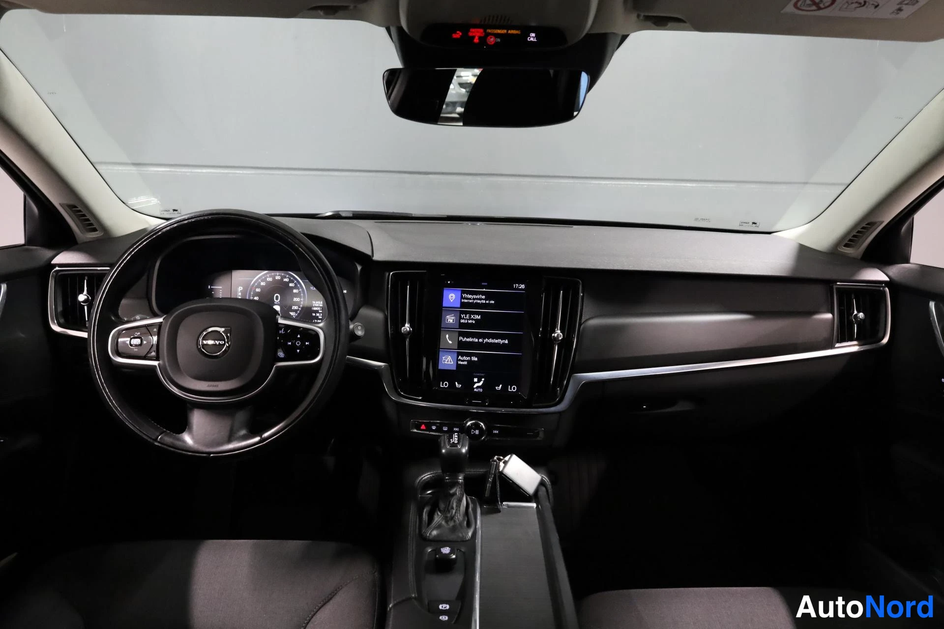 Musta Volvo V90 2018, ohjaamo, kuva 10