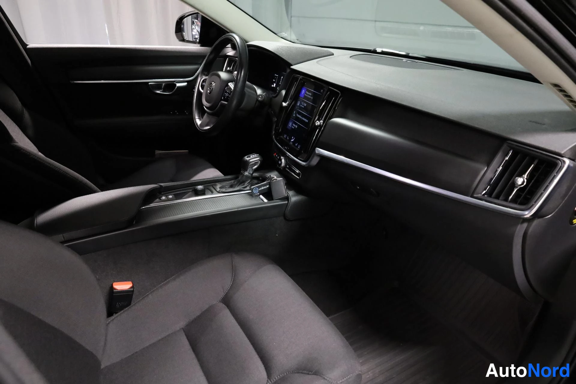 Musta Volvo V90 2018, ohjaamo, kuva 11