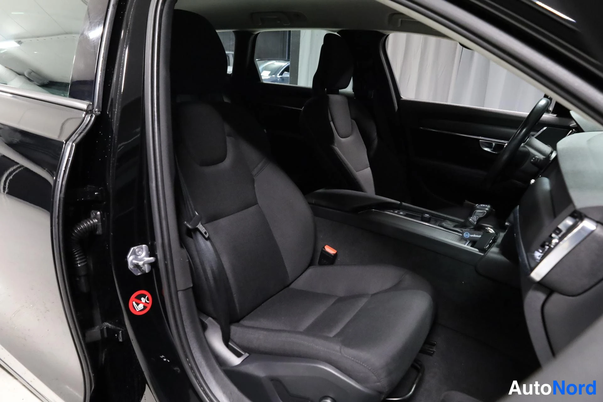 Musta Volvo V90 2018, etuistuimet, kuva 14